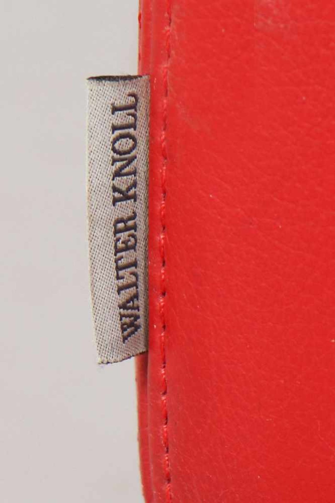 2 WALTER KNOLL Armlehnsessel allseitig gepolstert/rot beledert, strenge, eckige Form im Bauhaus- - Bild 4 aus 4