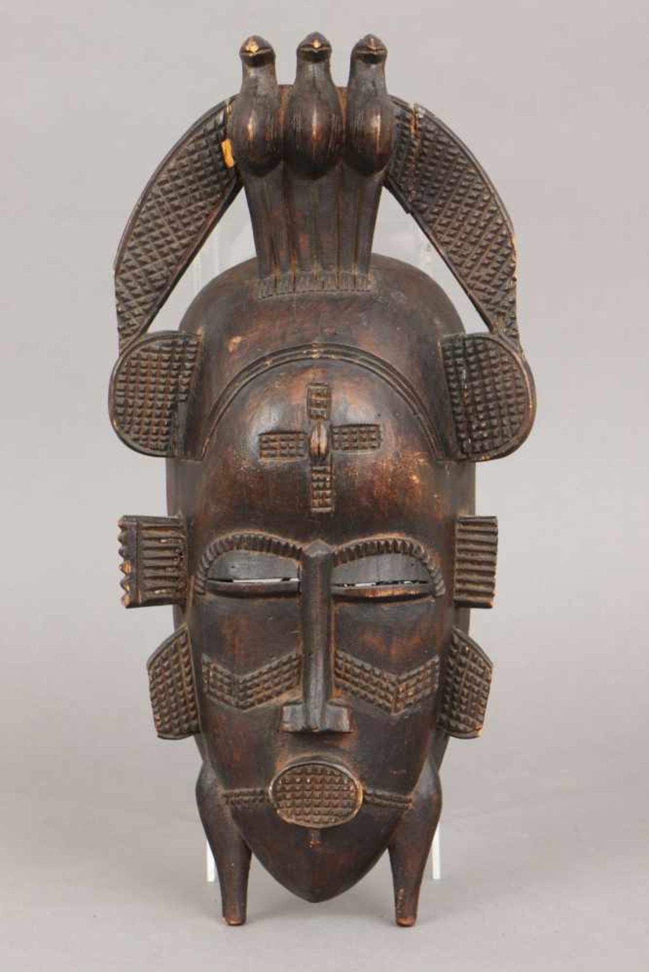 Tanzmaske der Senufo, Elfenbeinküste dunkel patiniertes Holz, geschnitzt, schlankes Gesicht mit