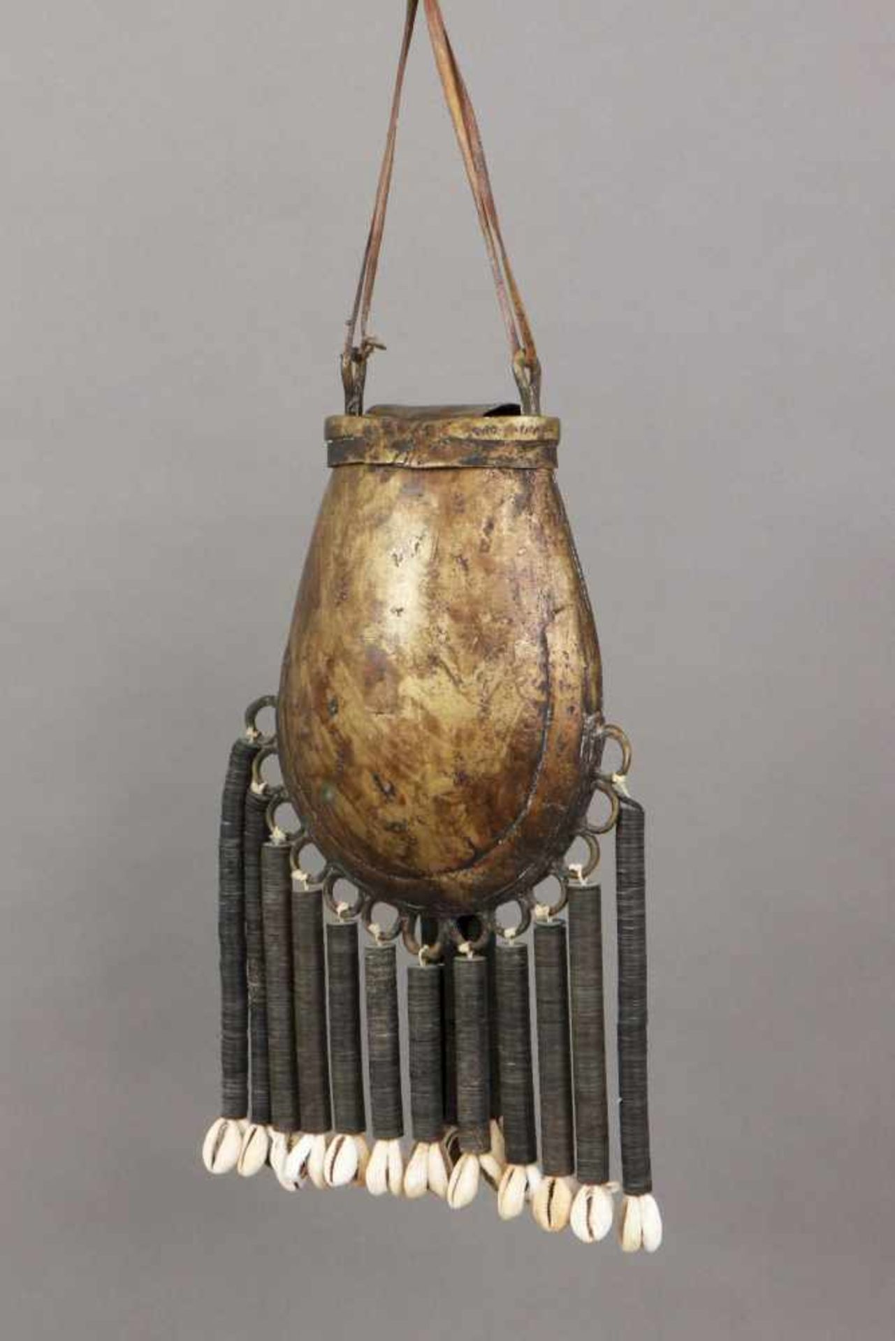 Afrikanische Bronze Vorratstasche, wohl Gabun tropfenförmige Tasche aus martellierter und - Bild 2 aus 2