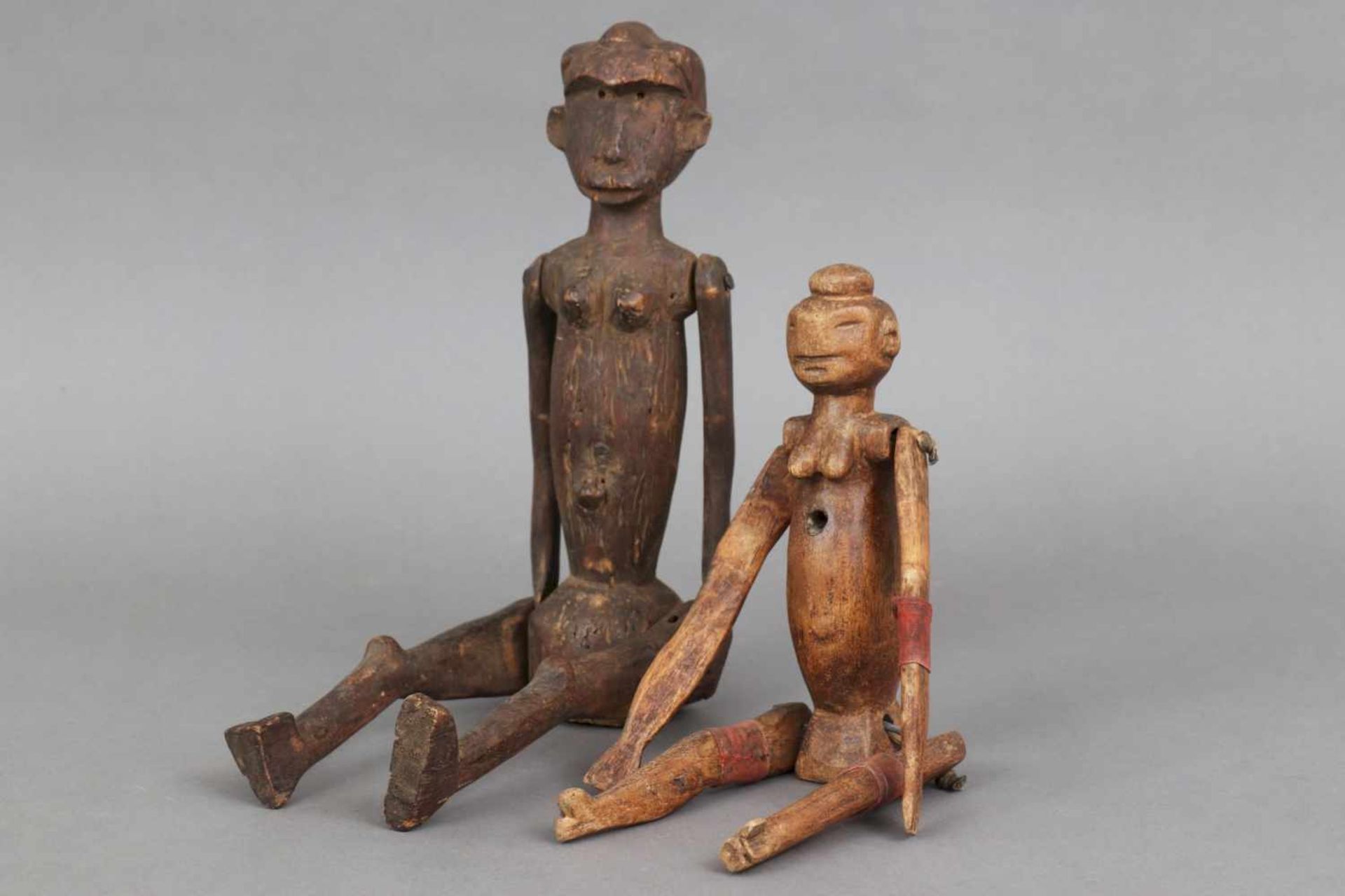 2 Sukuma ¨Marionetten¨ Figuren, Tanzania Holz, geschnitzt, mit beweglichen Gliedmaßen, weibliche
