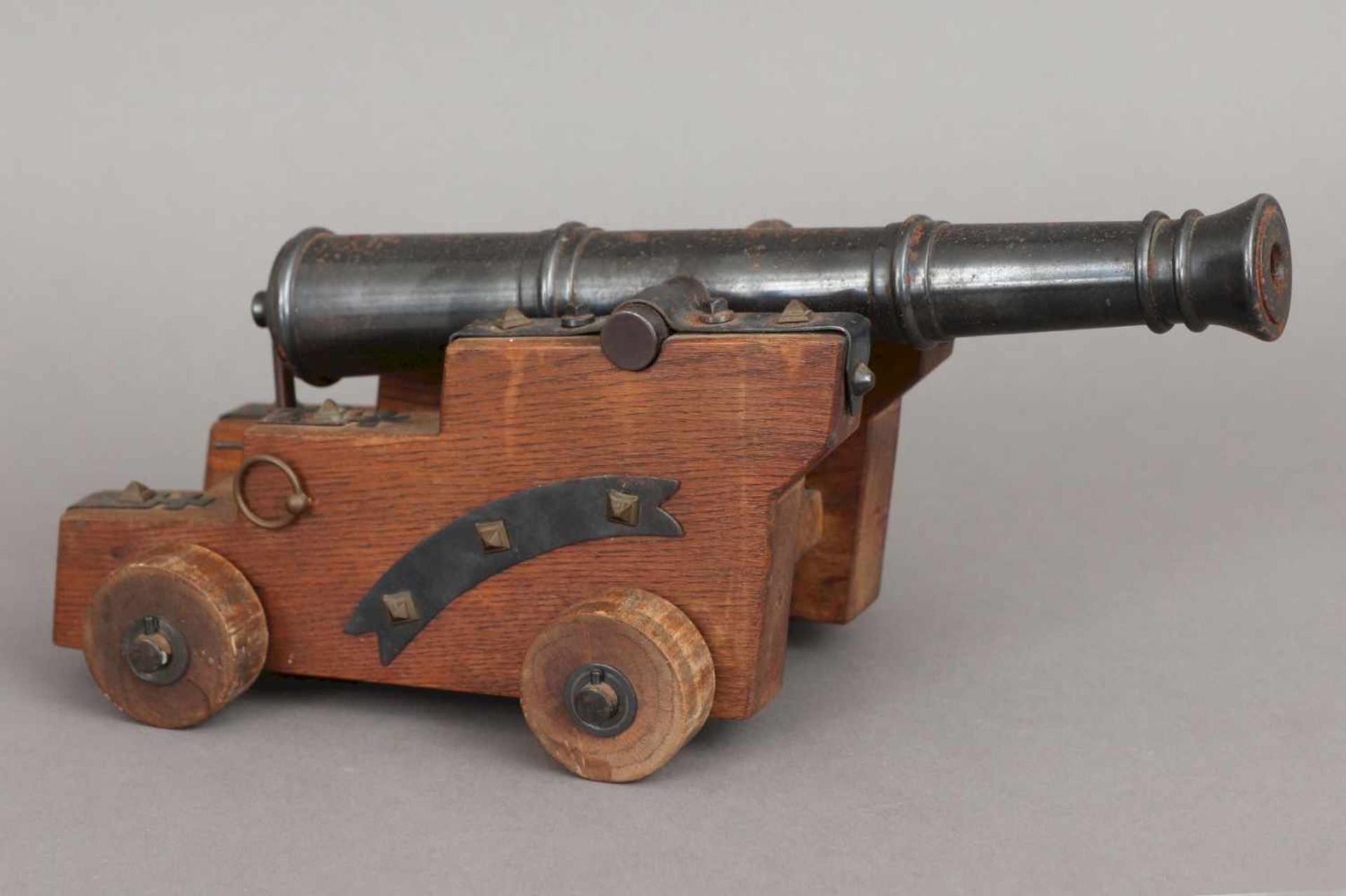 Modell Kanone Eisen, gebläut, und Eichenholz, schiessfähige Kanone auf gestuftem Holzstand mit - Bild 2 aus 4