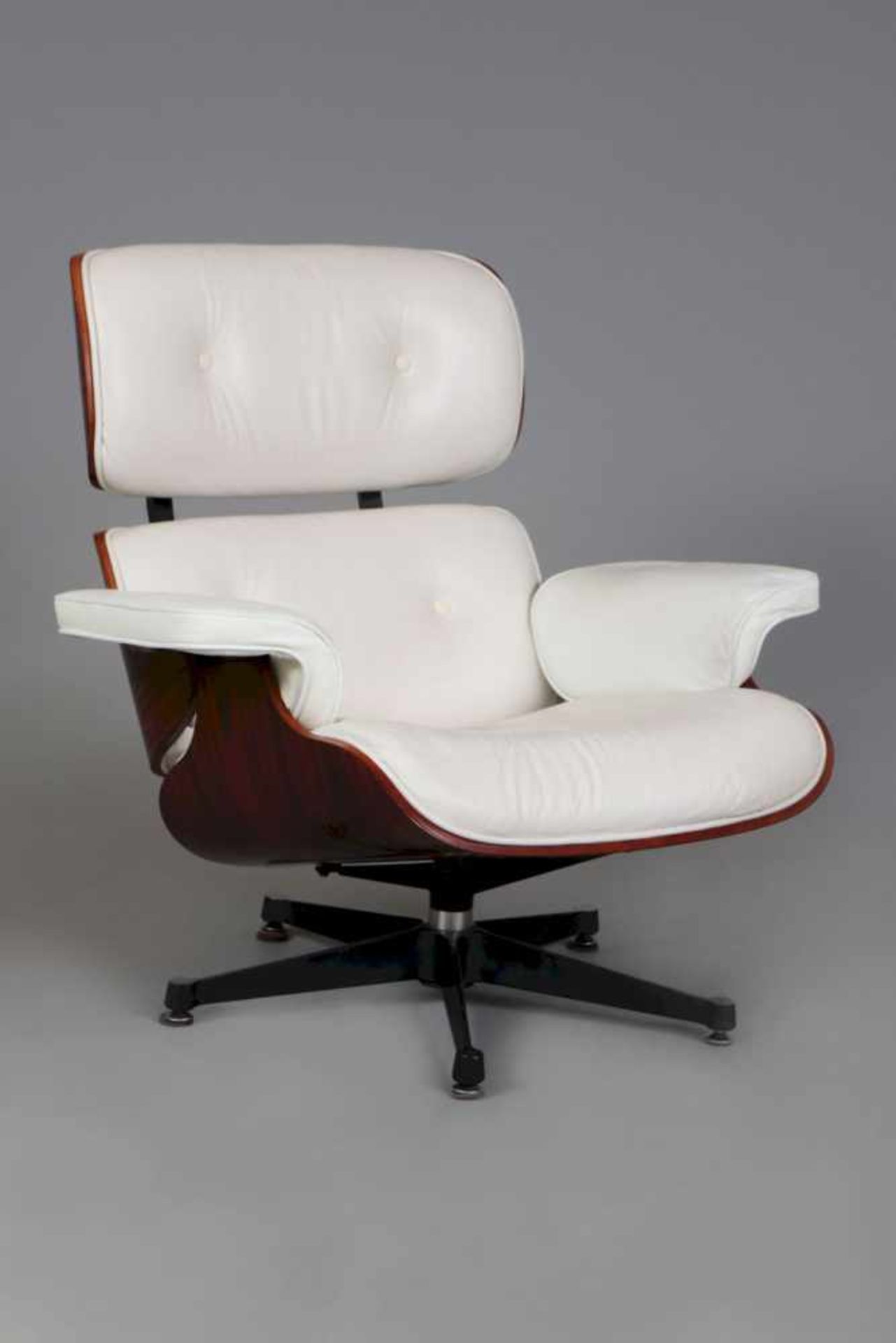 Armlehnsessel im Mid-Century Stil ¨Lounge¨ Form, gepolsterte und weiß belederte Sitzschale aus