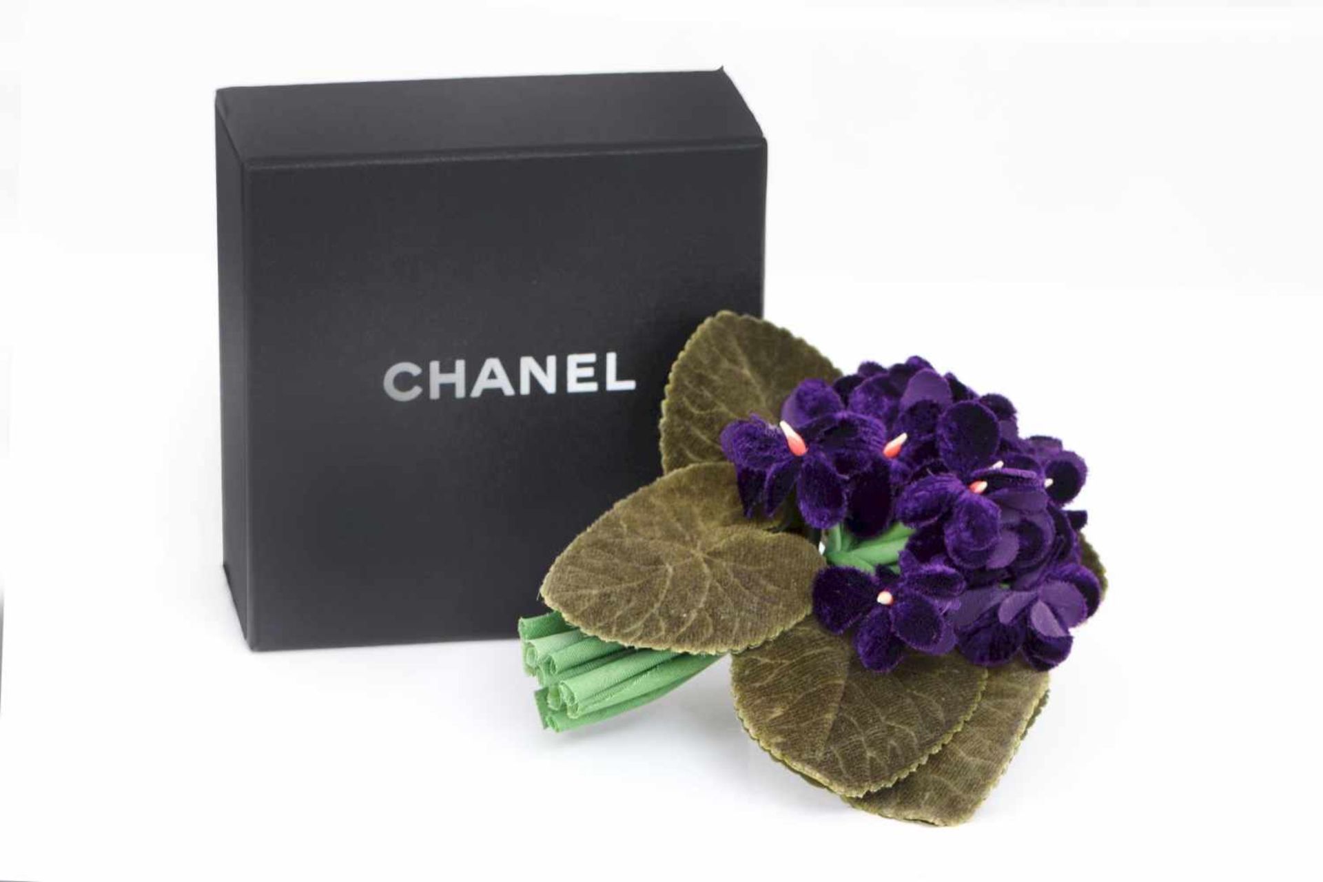 CHANEL Ansteckblume ¨Veilchen¨, schwarzer, grüner und violetter Samt, in original Box