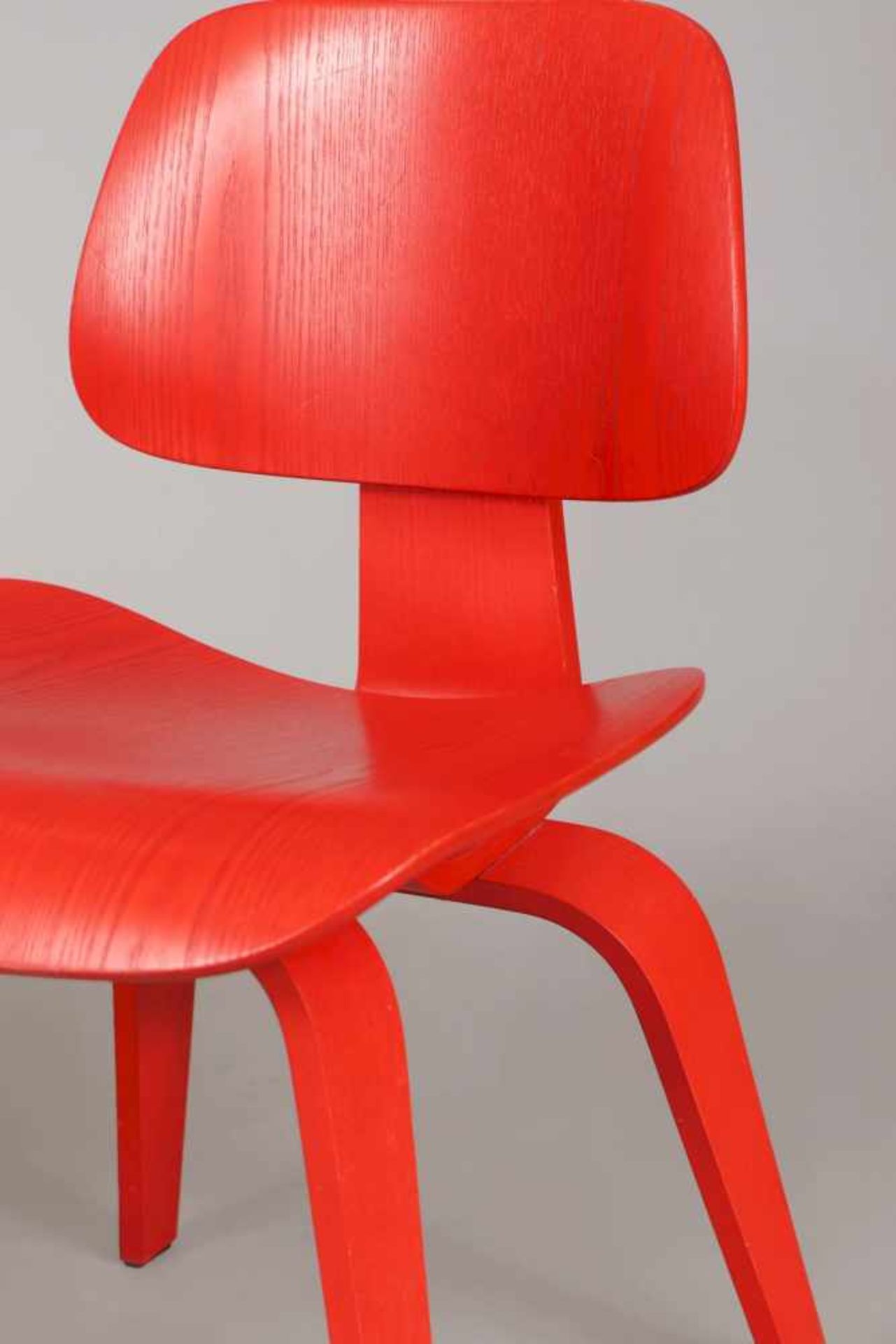 2 CHARLES EAMES ¨LCW¨ Stühle (Plywood Group, Entwurf 1945) Ausführung VITRA, um 2010, - Bild 4 aus 5