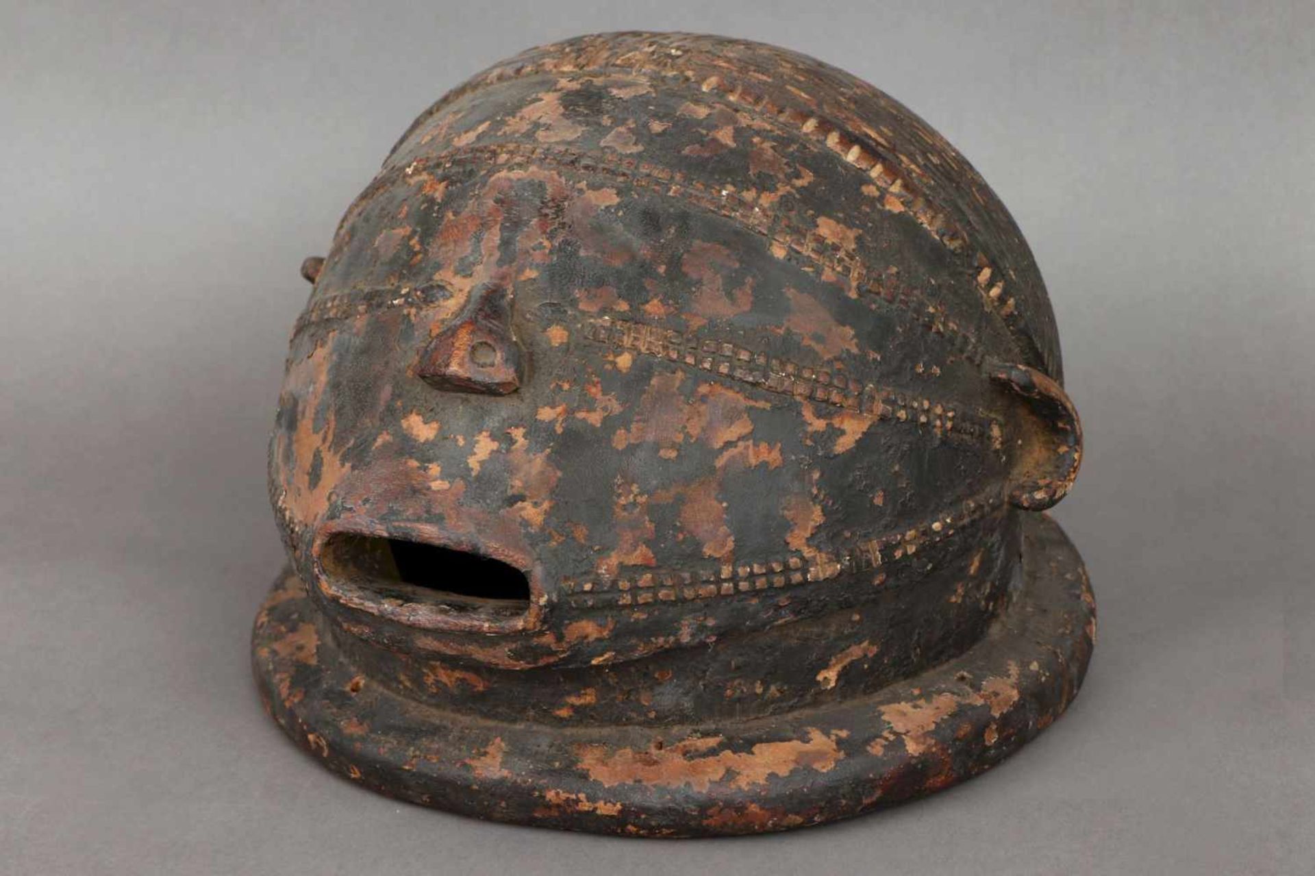 Helmmaske der Tabwa ¨Musangwe¨ Kongo, dunkel patiniertes Holz, Kerbschnitzerei, kugelförmiger Kopf