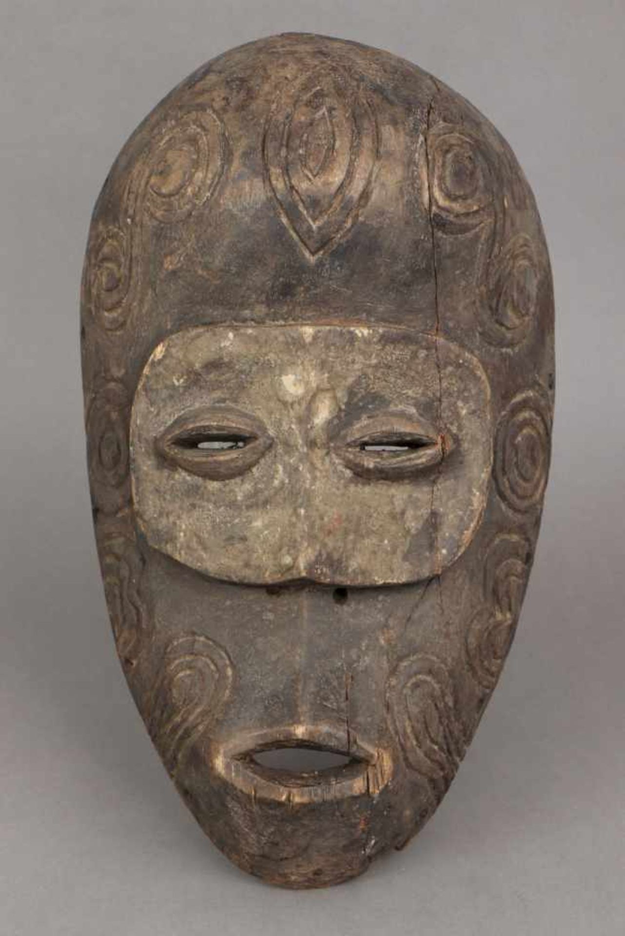 Afrikanische Tanzmaske, wohl Lega, Kongo Holz, geschnitzt und patiniert, ovale Maske mit