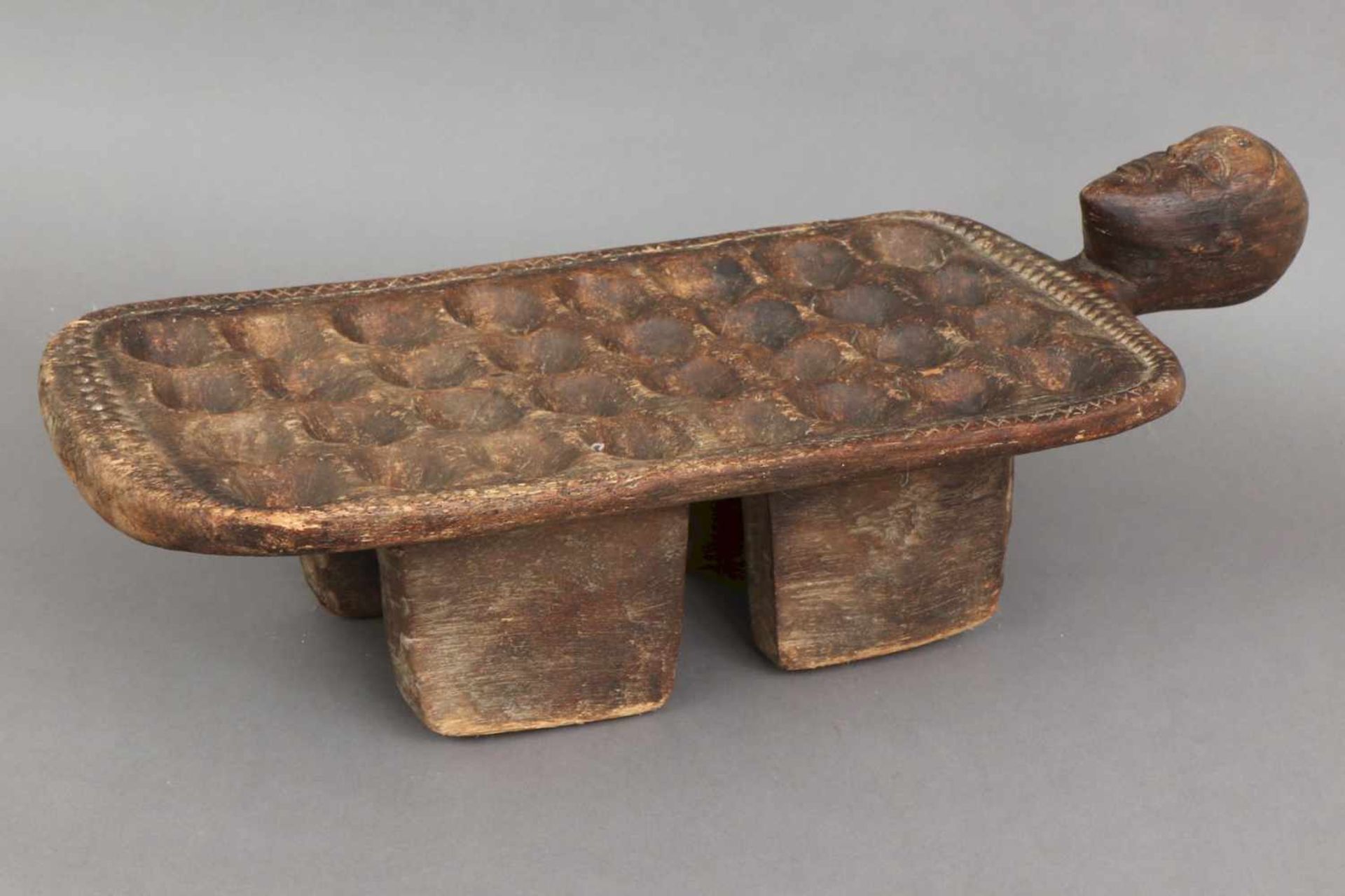 Oware (Awale) Spielbrett, wohl Ghana Holz, geschnitzt und dunkel patiniert, eckiges Brett mit insg. - Bild 2 aus 3