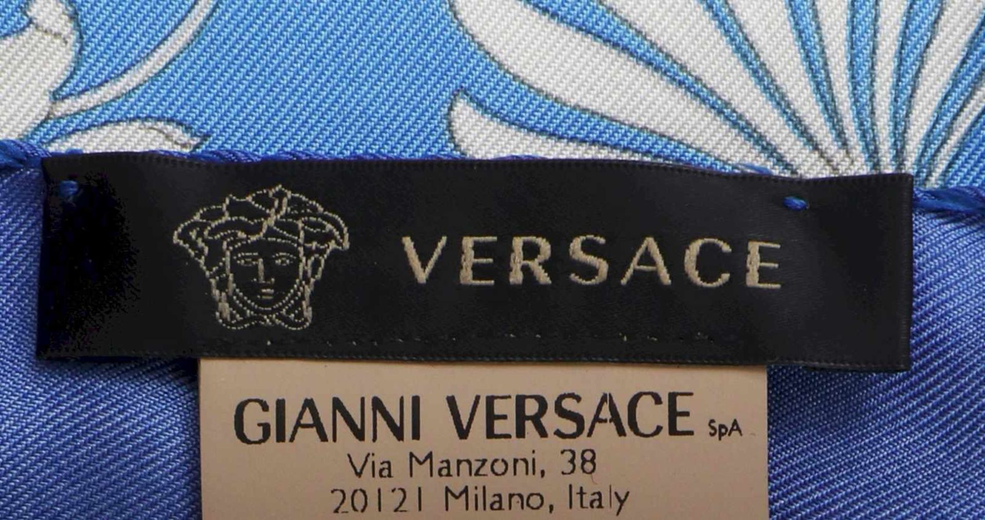 GIANNI VERSACE Seidentuch blau-violetter Fond mit weißem Rankendekor, ca. 90x90cm, sehr guter - Image 3 of 4