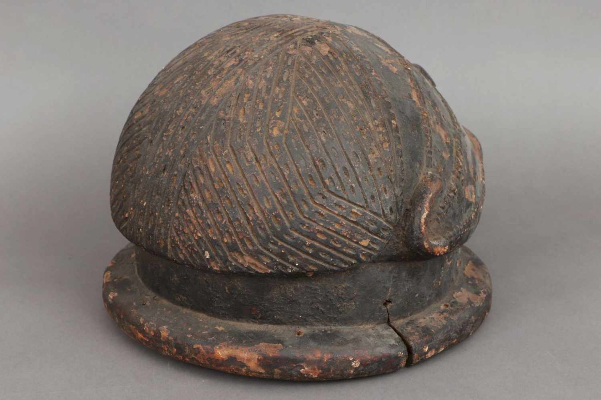 Helmmaske der Tabwa ¨Musangwe¨ Kongo, dunkel patiniertes Holz, Kerbschnitzerei, kugelförmiger Kopf - Bild 2 aus 4
