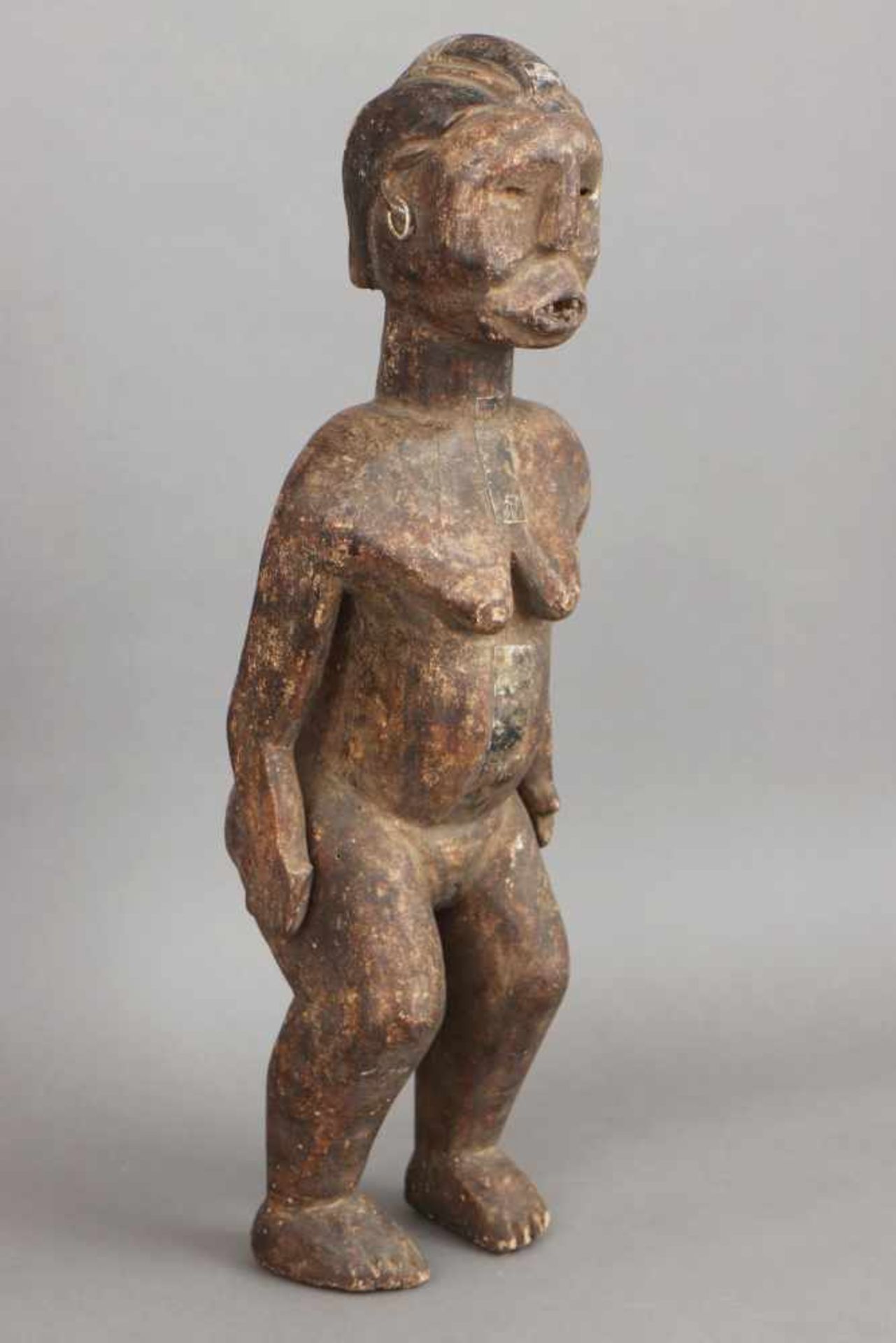 Afrikanische Ritual-/Ahnenfigur Holz, geschnitzt und dunkel patiniert, Metallbeschläge, stehende - Bild 2 aus 4