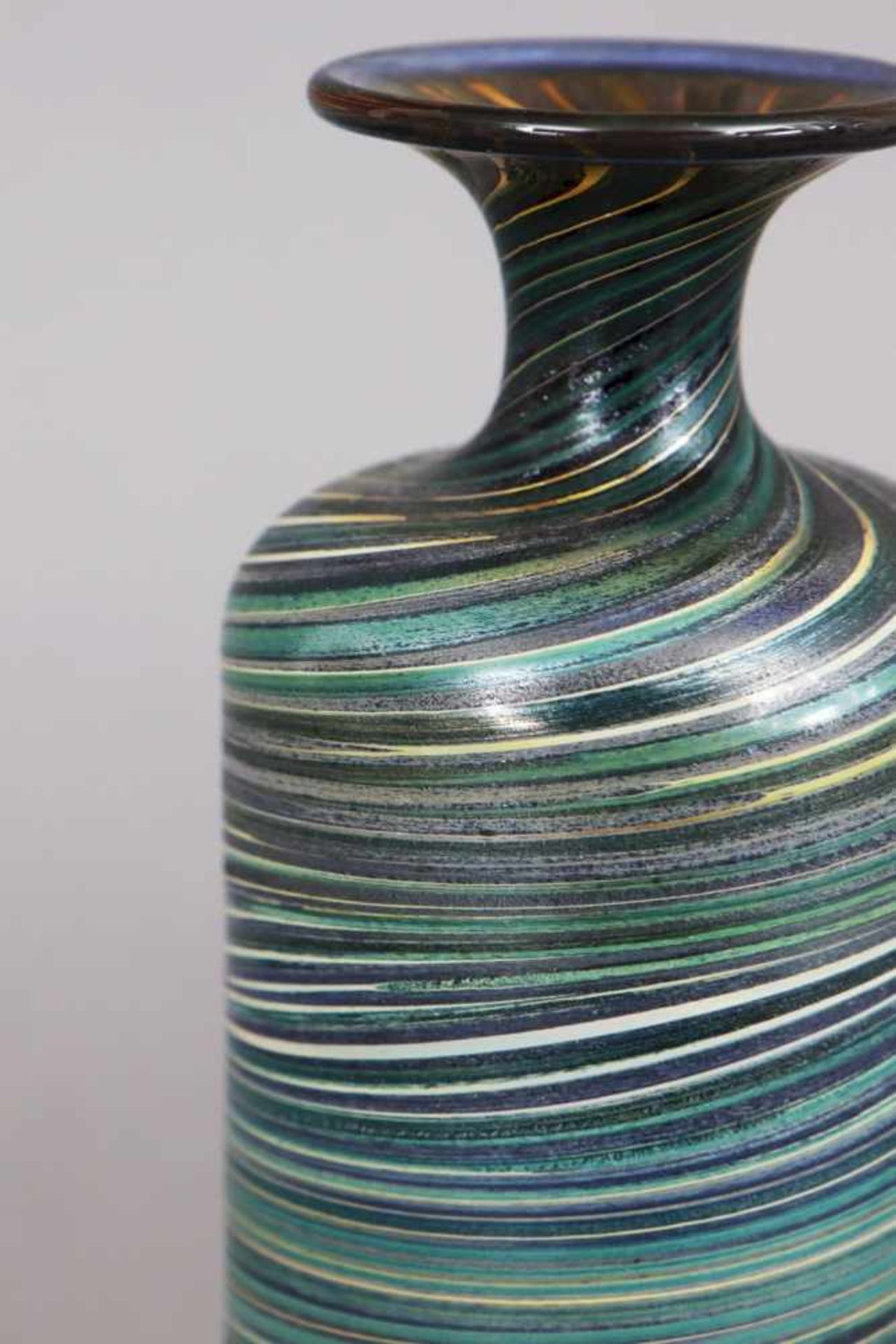 Künstlervase, Glas hohe, zylindrische Form mit eingezogenem Hals und ausgestellter Mündung, feine - Bild 3 aus 3
