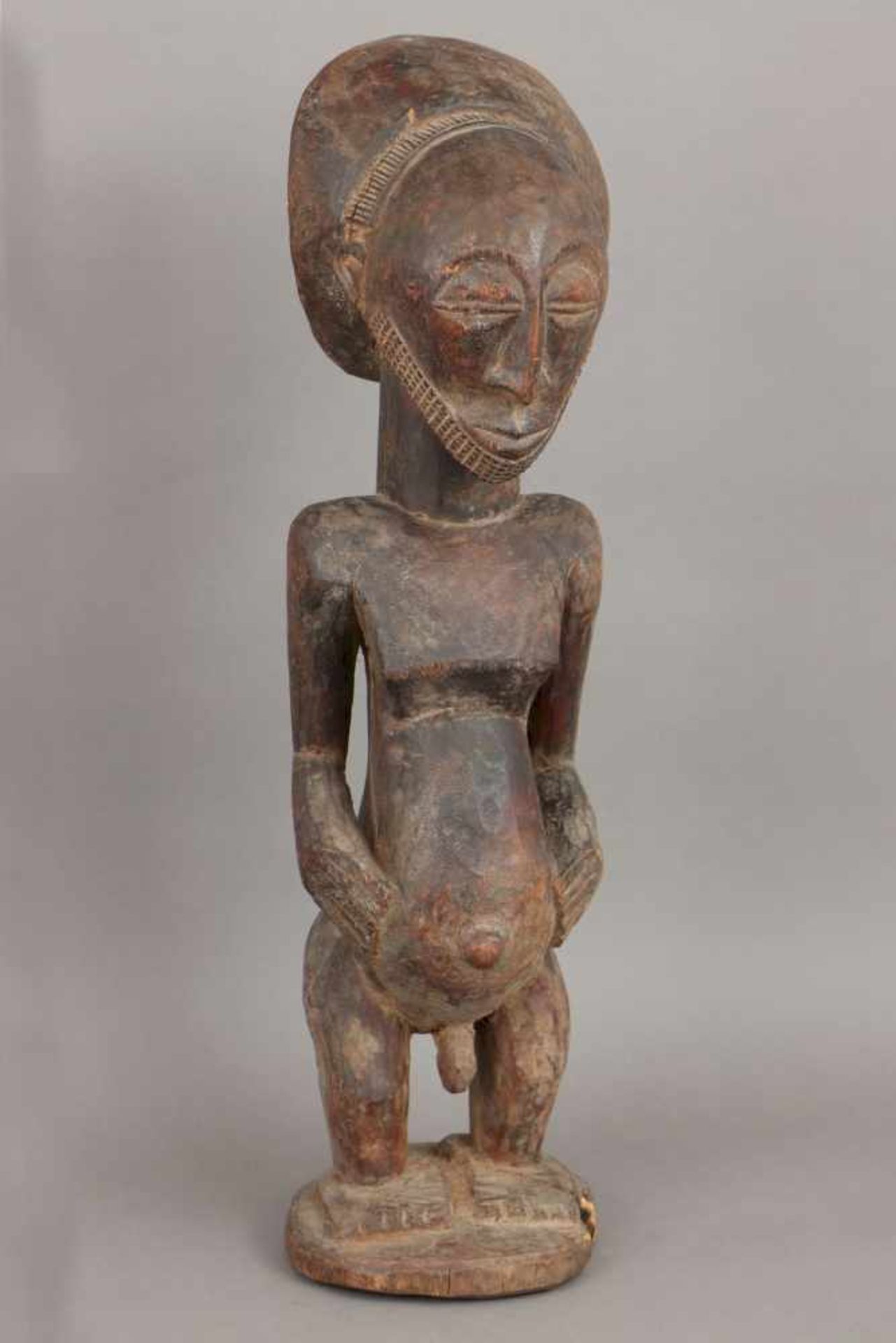 Afrikanische Ahnenfigur wohl Songye, Kongo, Hartholz, dunkel patiniert , hockende männliche Figur