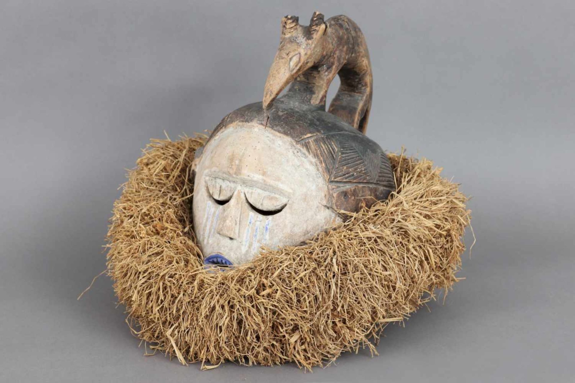 Afrikanischer Tanzaufsatz-/Haubenmaske Holz und Rafia, wohl Kongo, weiß gekalktes (Kaolin) Gesicht