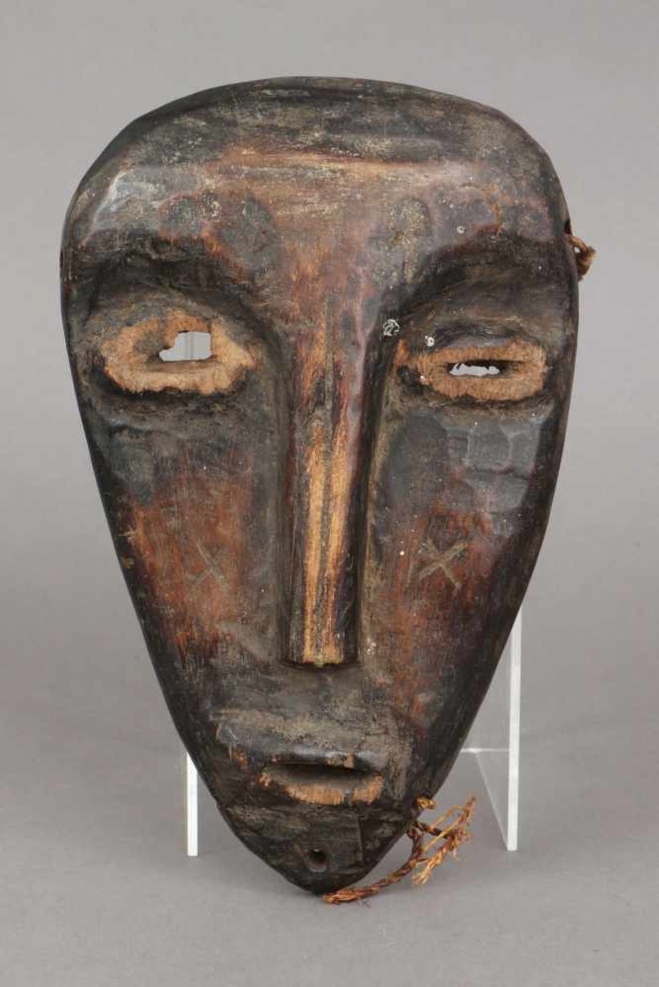 Afrikanische Tanzmaske, wohl Dogon, Mali dunkel patiniertes Holz, geschnitzt, schlankes Gesicht mit