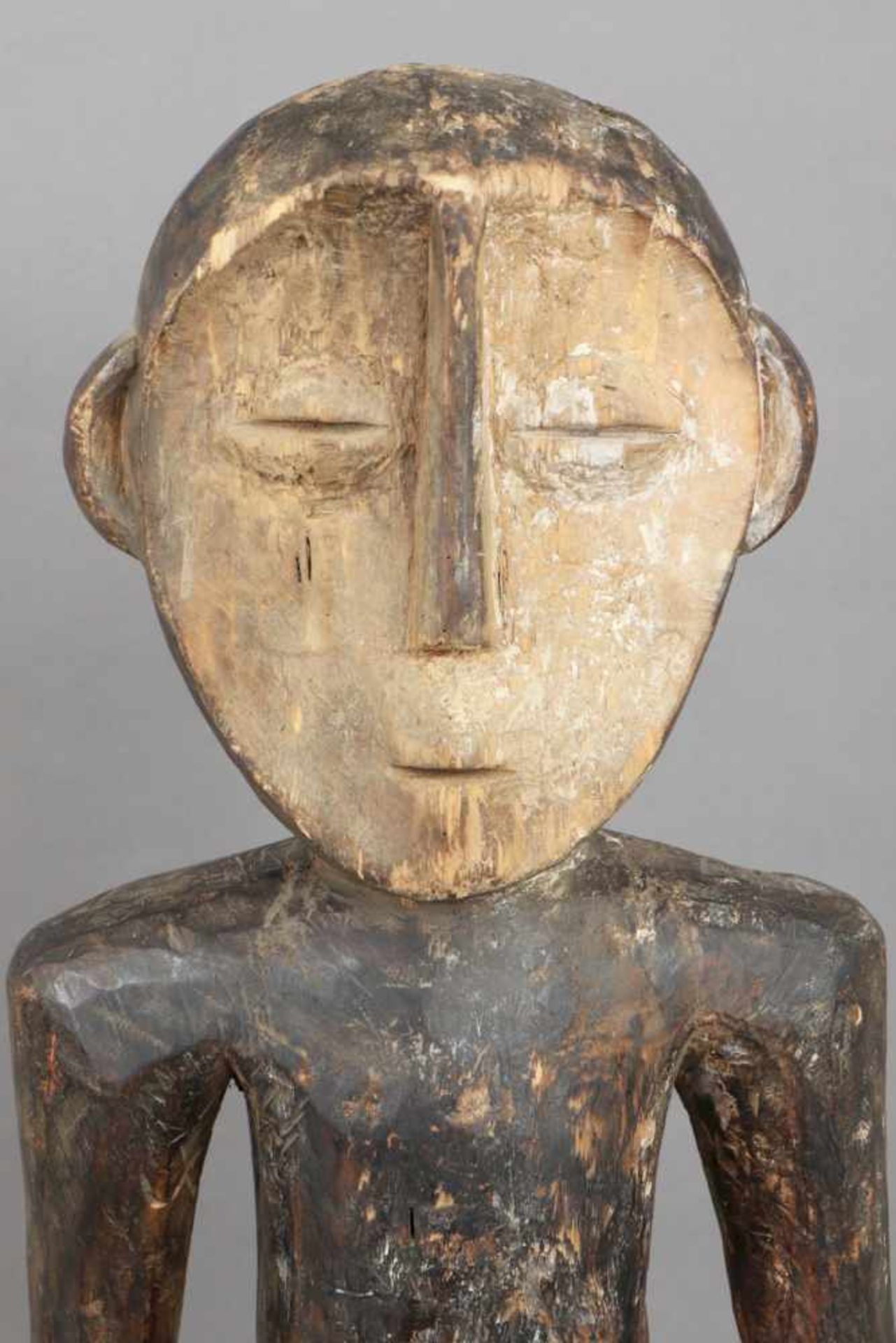 Afrikanische Ahnenfigur Holz, geschnitzt, geschwärzt und im Gesicht weiß gekalkt (Kaolin), wohl - Bild 3 aus 4
