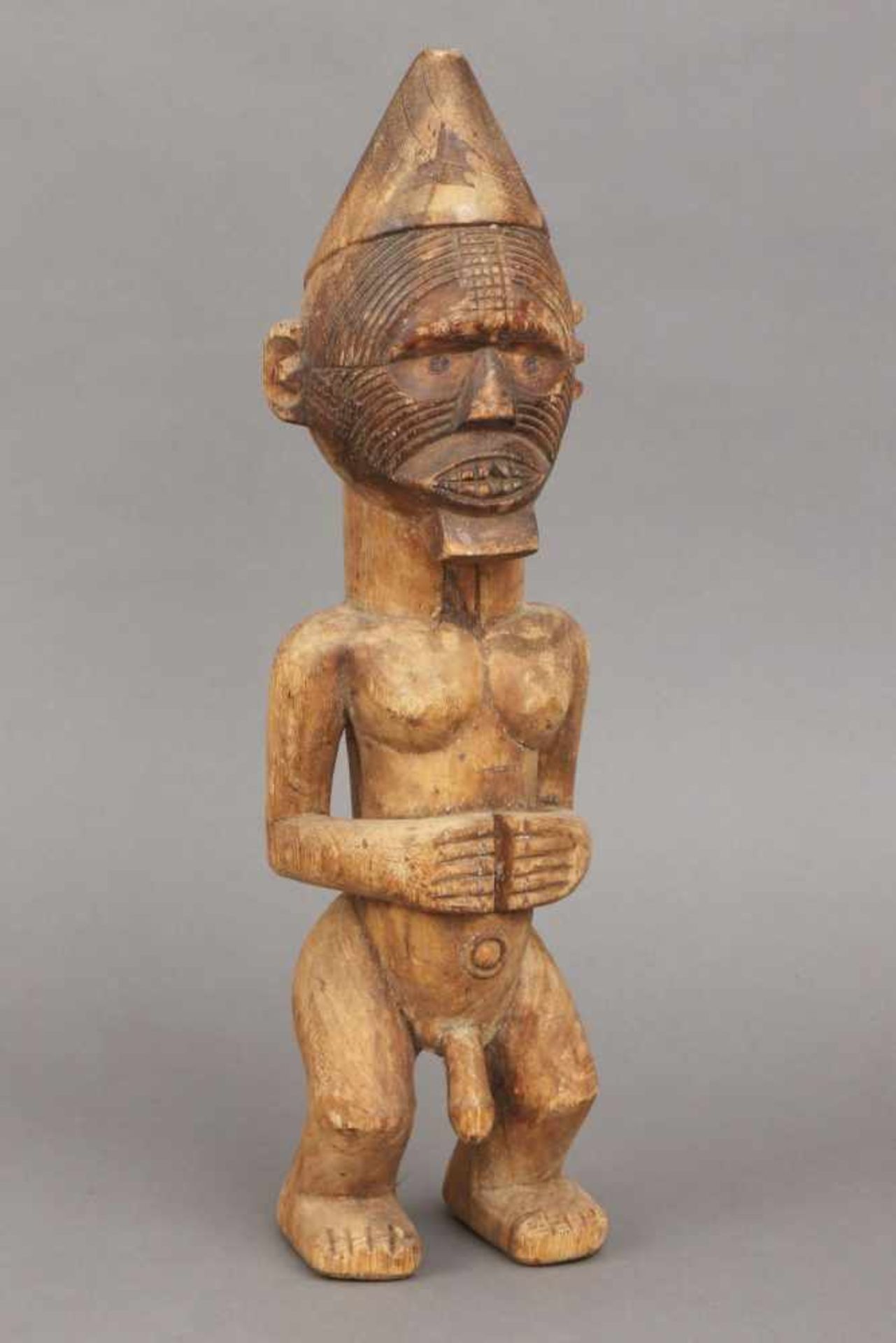 Afrikanische Ritualfigur, wohl Songye, Kongo stehende männliche Figur aus hellem Holz, geschnitzt,