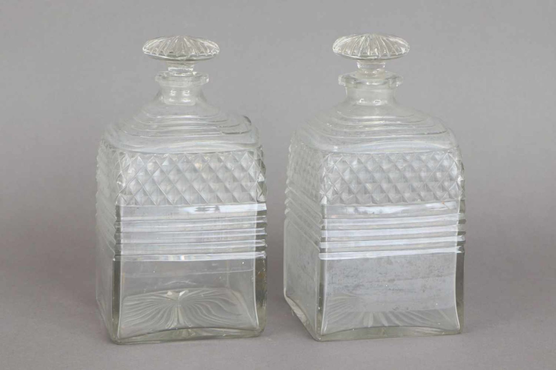 Paar Empire Karaffen farbloses Kristallglas, eckiger Korpus mit Waffel- und Kerbschliff, gestufte - Image 3 of 5