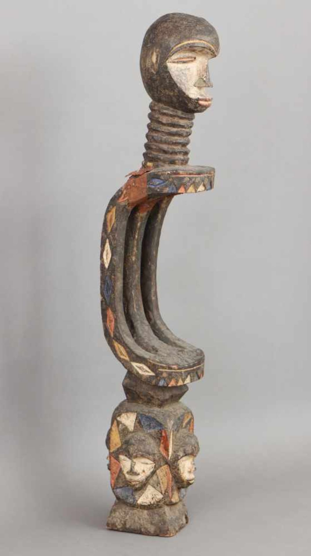 Afrikanische Ritual-/Ahnenfigur Holz, geschnitzt und geschwärzt, in Partien rot-weiß (Kaolin) - Image 2 of 4
