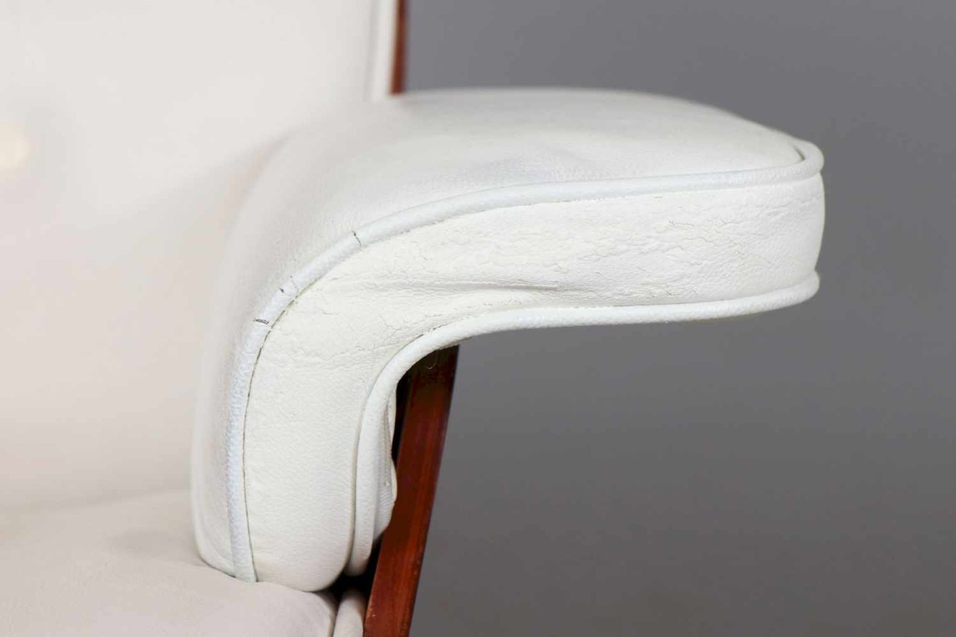 Armlehnsessel im Mid-Century Stil ¨Lounge¨ Form, gepolsterte und weiß belederte Sitzschale aus - Bild 6 aus 6