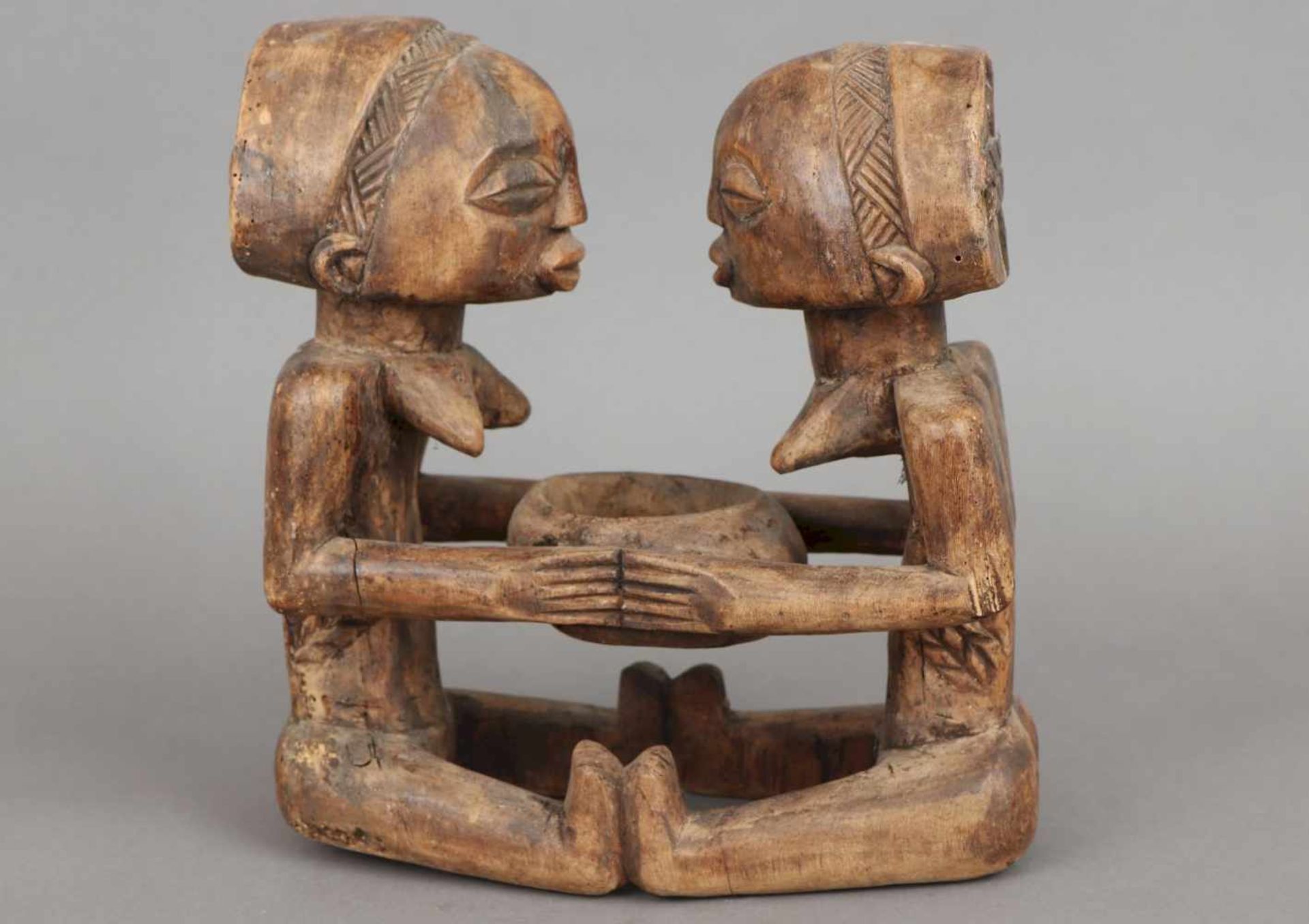 Afrikanische Holzschnitzfigur ¨2 weibliche Figuren / Zwillinge¨ eine Schale stützend, wohl - Bild 3 aus 5