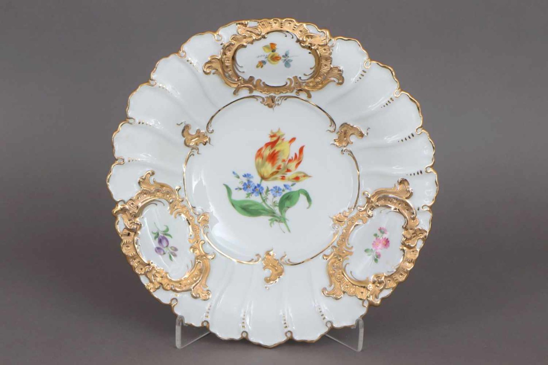 MEISSEN Prunkteller 2. Hälfte 20. Jhdt., runde, vertiefte Form, Fahne mit Muschelrelief und 3