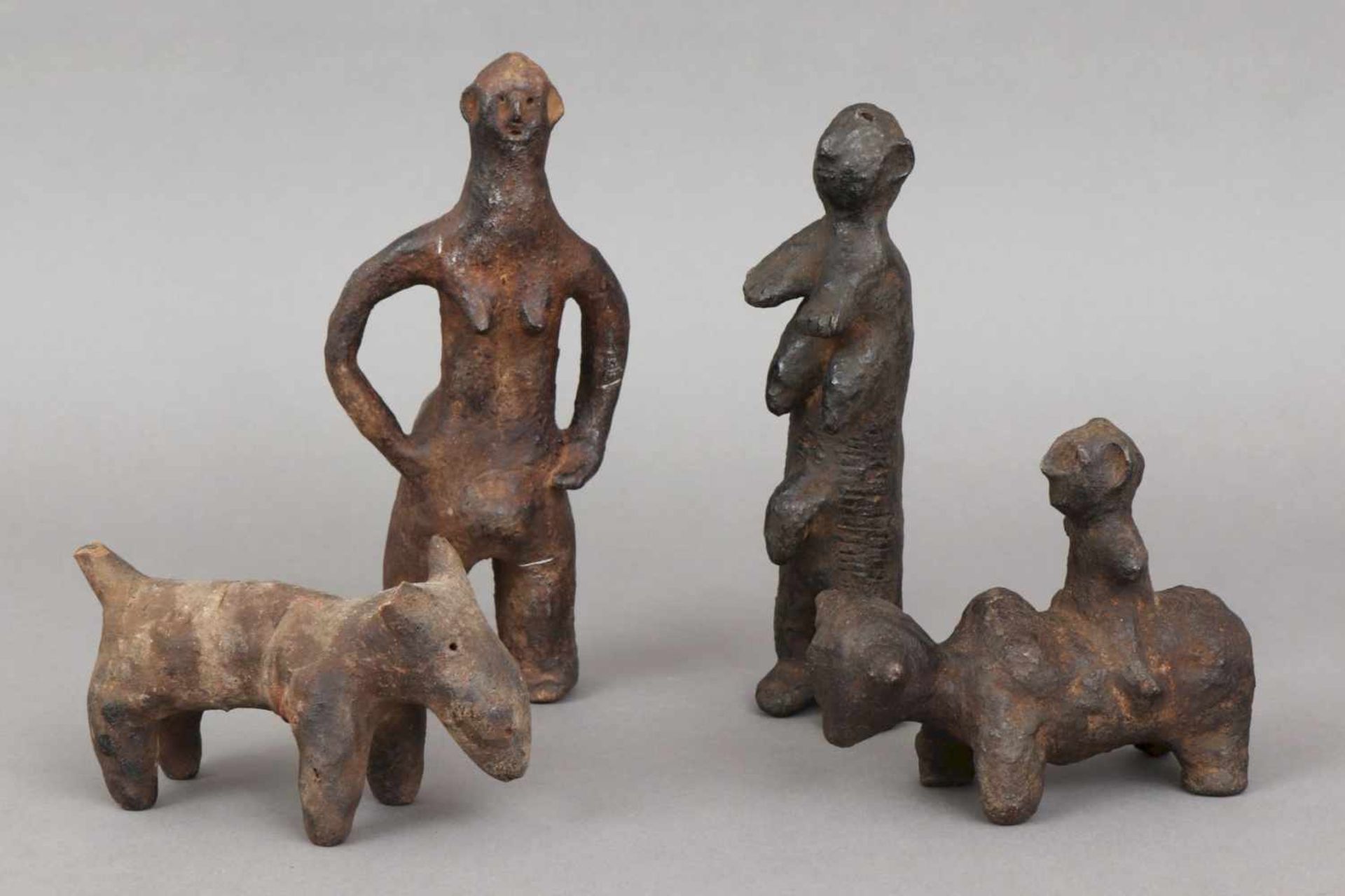 4 afrikanische Lobi Bateba Terrakottafiguren, Burkina Faso diverse, 2x stehende Figuren, 2x