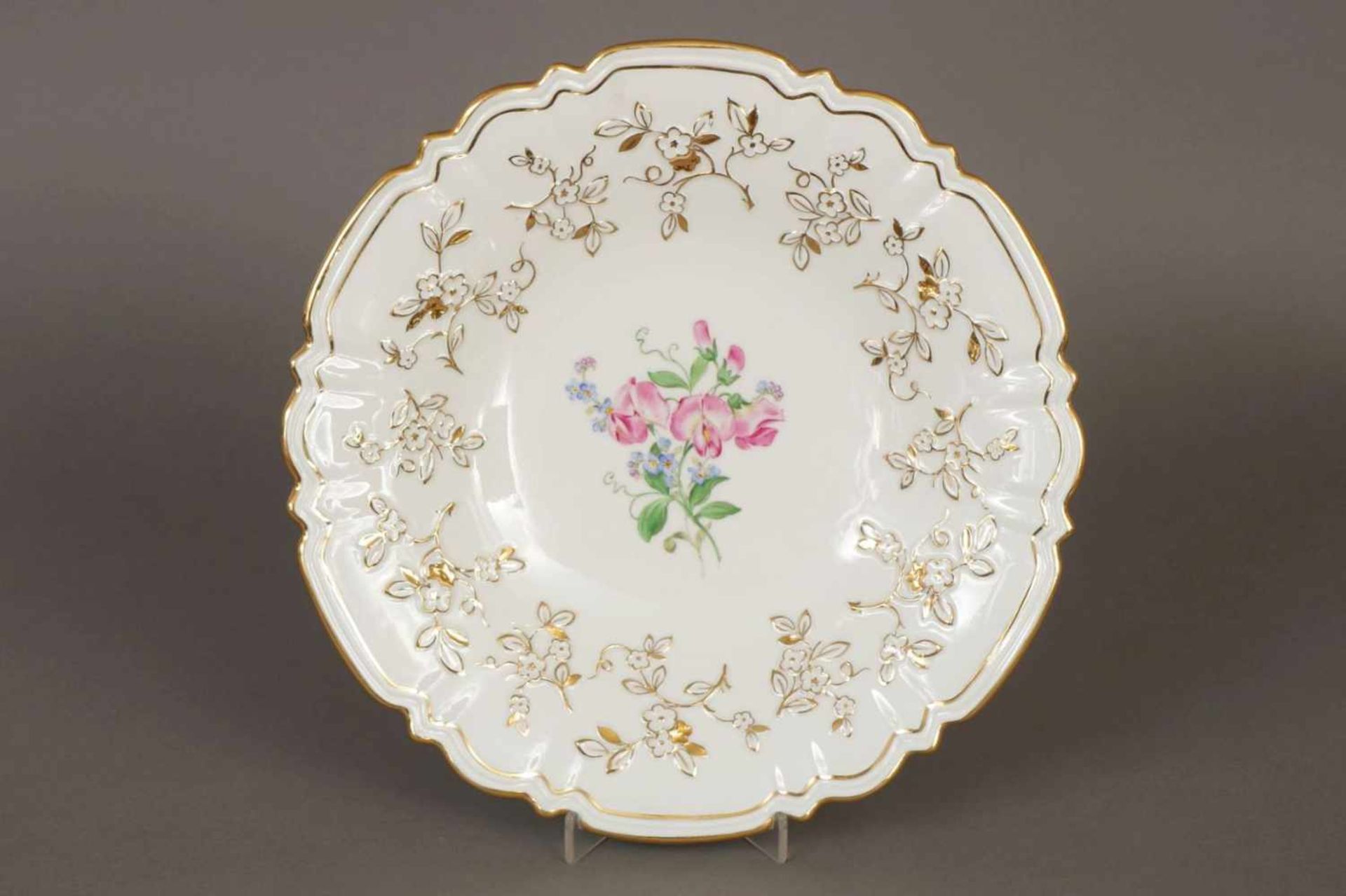 MEISSEN Prunkteller um 1924-1934 (Pfeifferzeit), runde passig geschwungene Form, umlaufend auf der