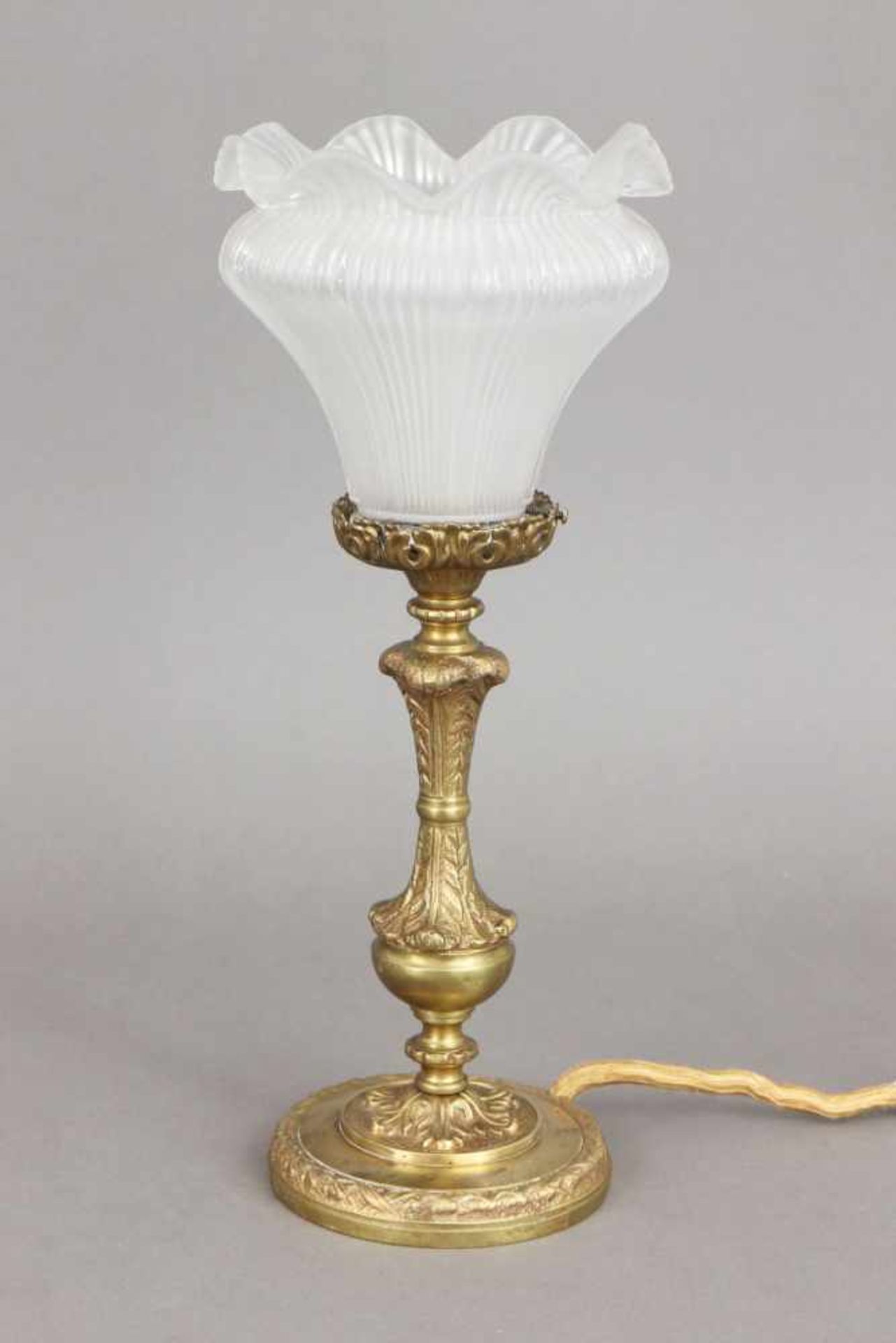 Tischlampe Fuß Messing, Balusterform mit Blätterdekor, blütenkelchförmiger Glasschirm, gerippt und