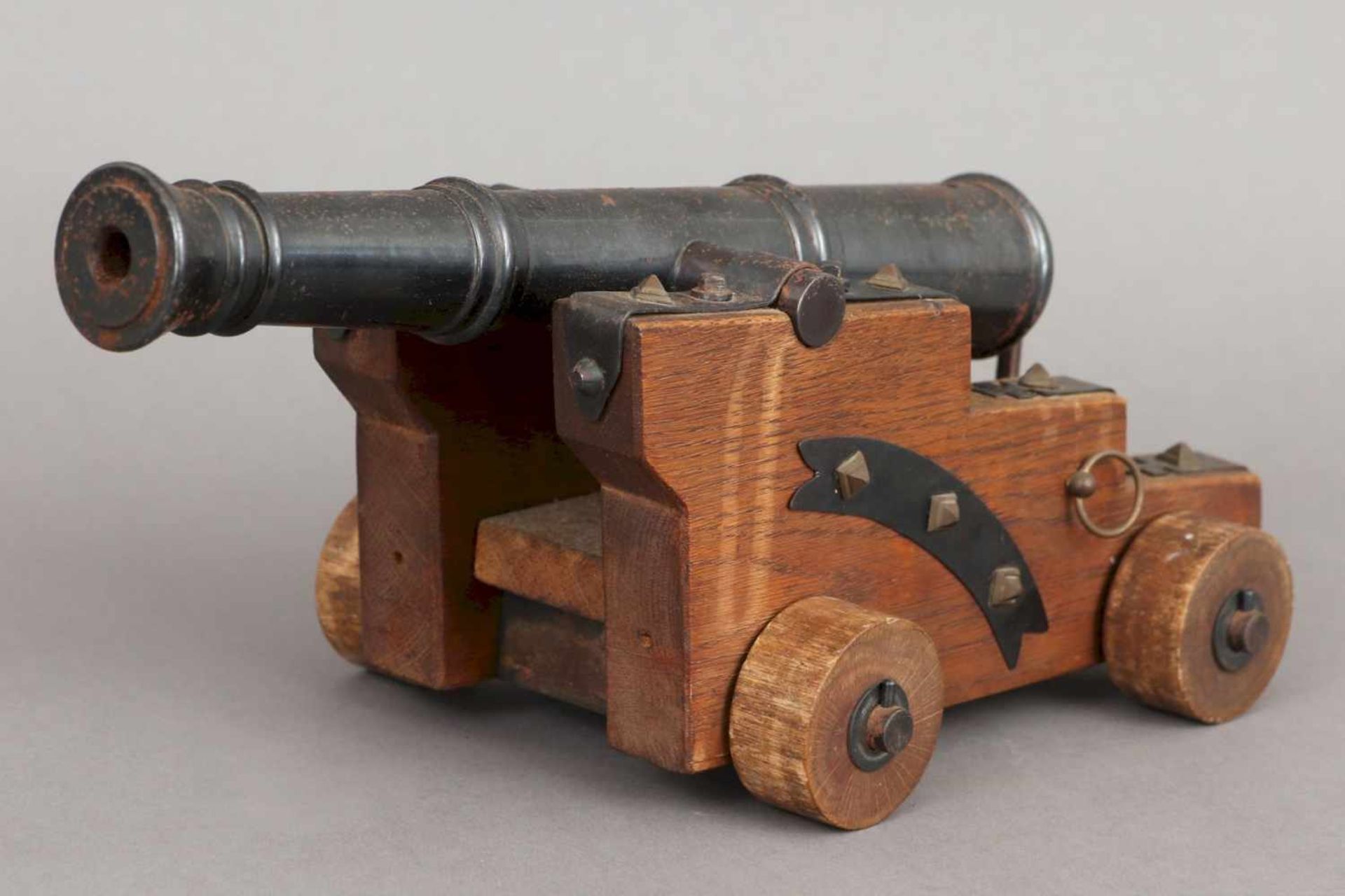 Modell Kanone Eisen, gebläut, und Eichenholz, schiessfähige Kanone auf gestuftem Holzstand mit