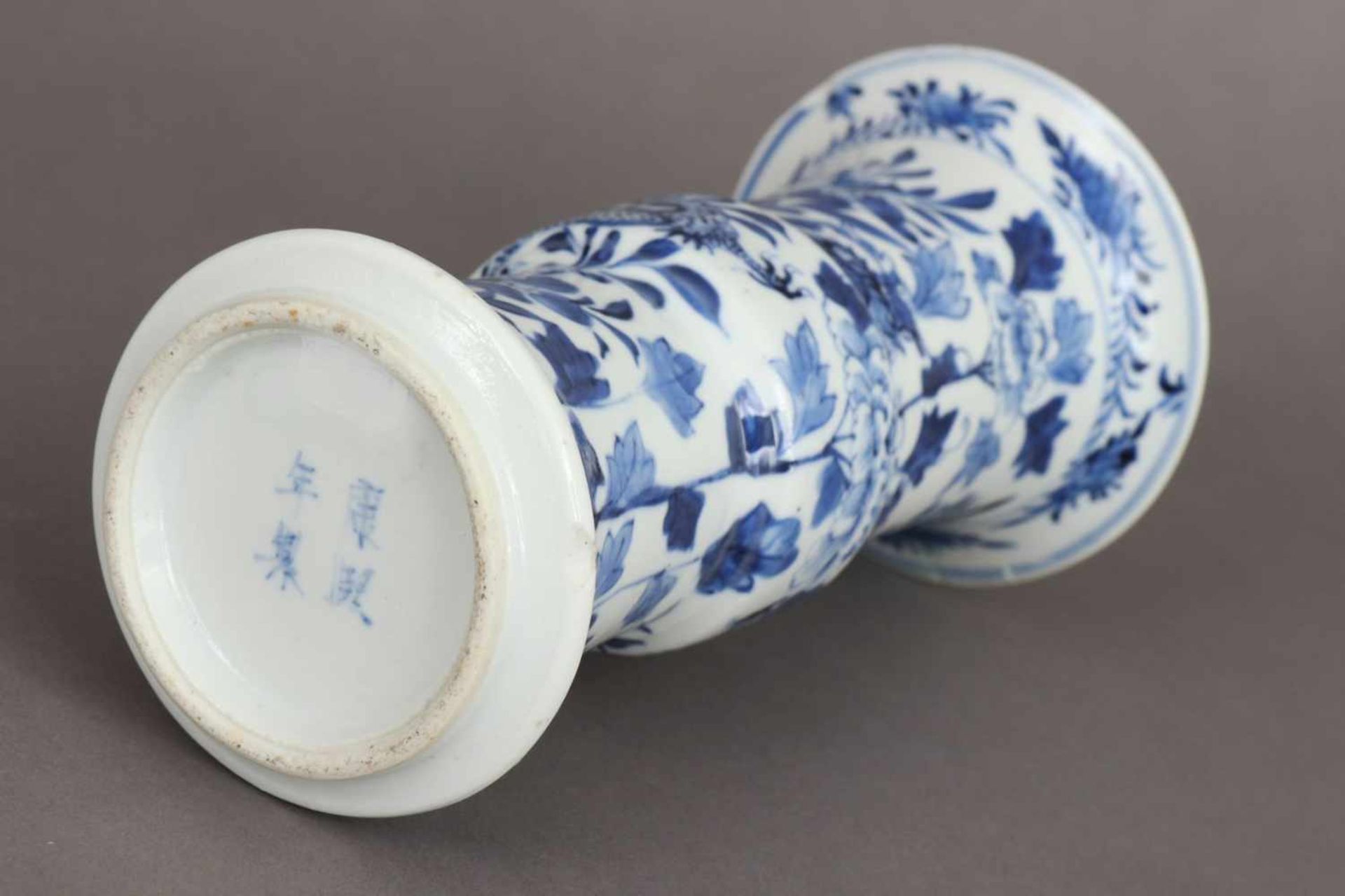 Chinesische Porzellanvase in Gu-Form Blaumalerei auf hellem Grund ¨Drache und Pflanzen¨, - Bild 3 aus 6