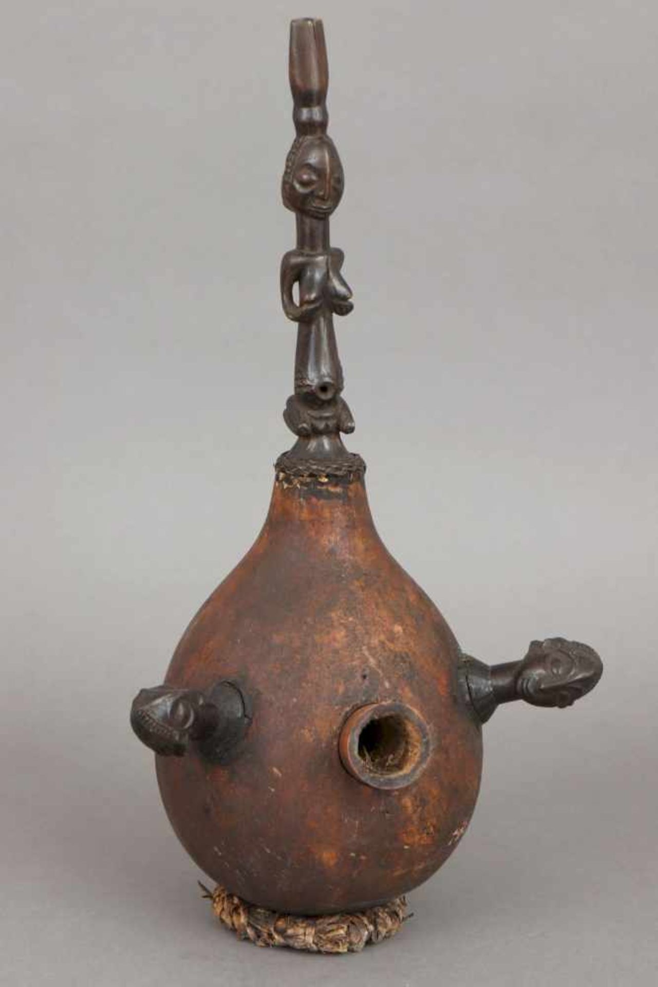 3 afrikanische Kalebassen-Figuren/Gefäße bzw. Pfeifen mit geschnitztem Holzbesatz (Köpfe und - Image 2 of 7