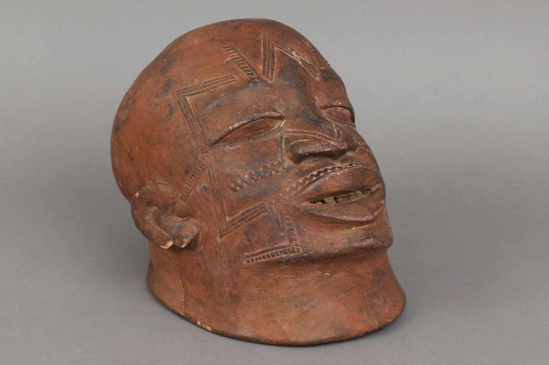 Afrikanische Helmmaske der Makonde, Tansania Holz, geschnitzt, rot-braun patiniert, geometrische