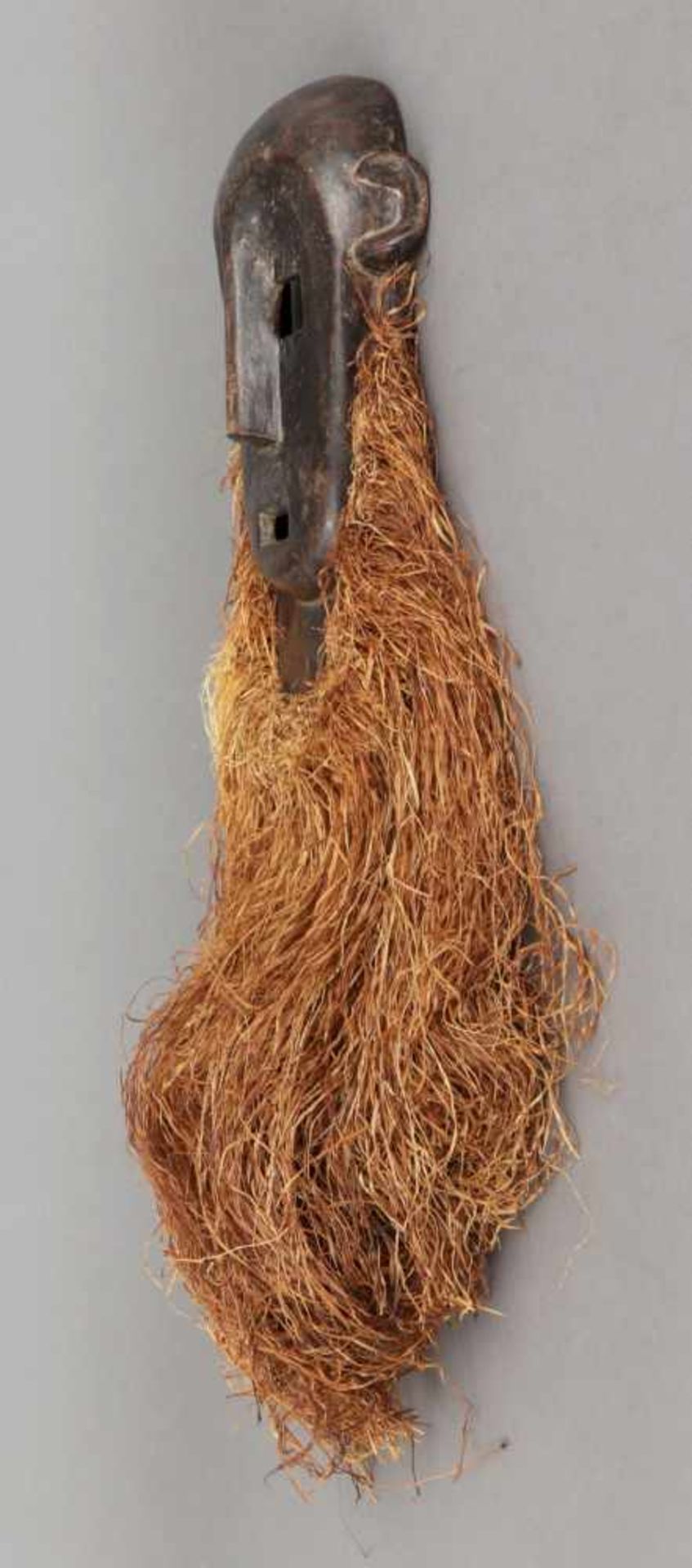 Afrikanische Tanzmaske der Lega, Kongo dunkel patiniertes Holz und Rafia (Bart), ovales Gesicht mit - Image 2 of 2