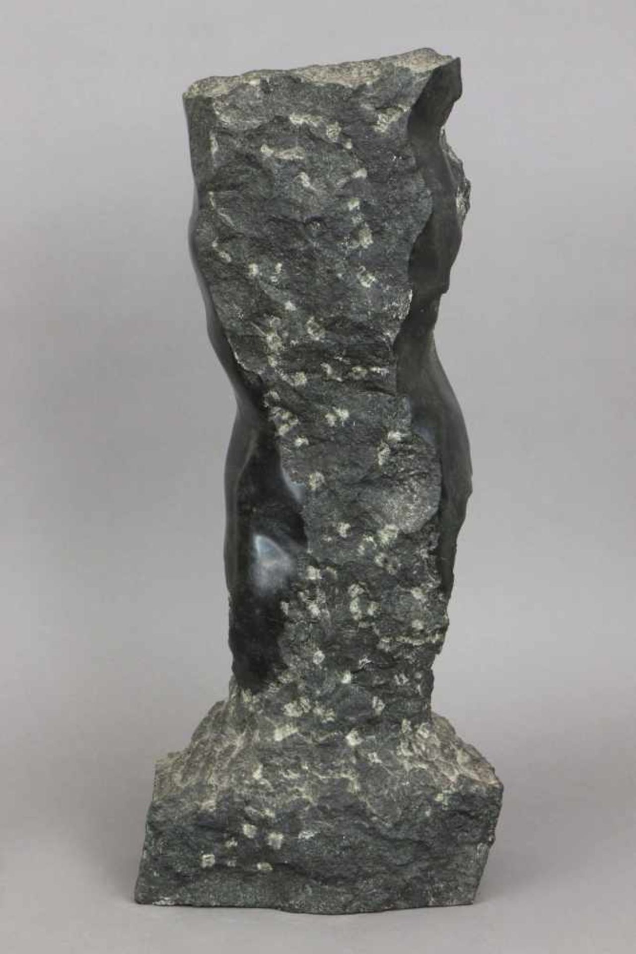 WOLF BROELL (1950) Stein-Skulptur ¨Offener Torso¨ dunkler Granit, grob behauen und glatt poliert,