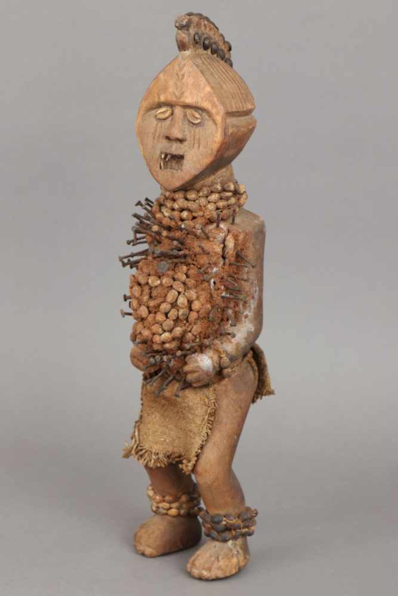 Afrikanischer Nagel-Fetisch wohl Kongo, stehende Figur mit Nagel-, Fruchthülsen und Leinen-