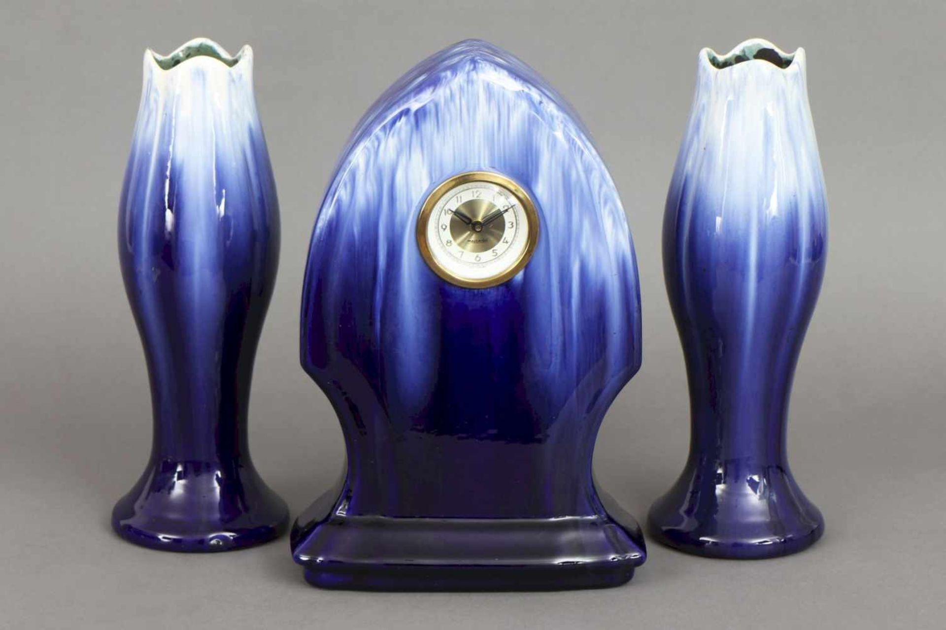 Art Deco Kaminuhr, Keramik Deutsch um 1930, zapfenförmiger Korpus mit blauer Verlaufglasur, dazu 2