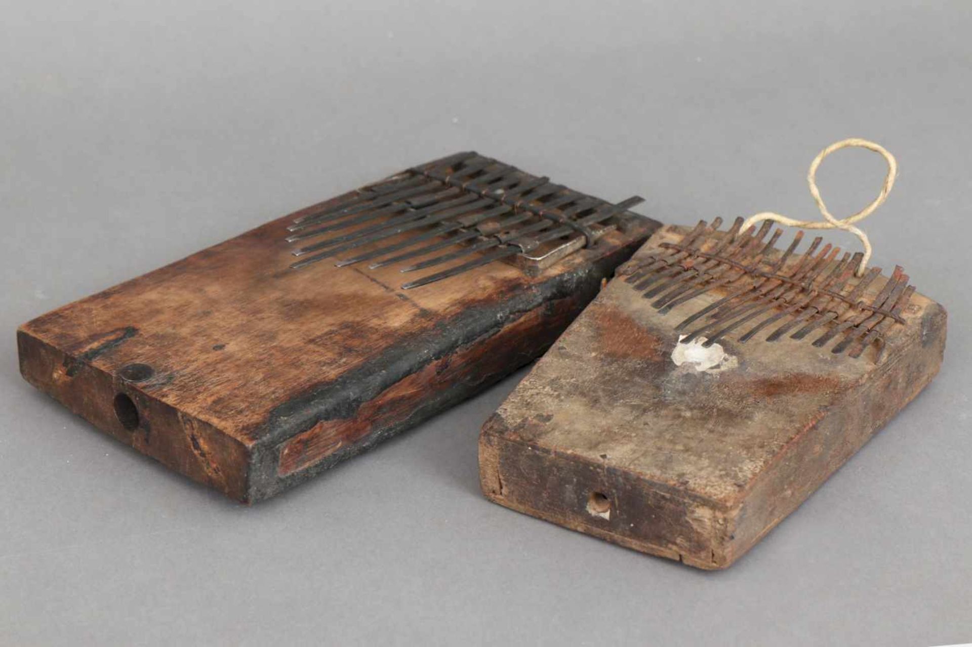 3 afrikanische Lamellophone (Daumenklaviere/Yueko) wohl Kongo/Zentralafrika, Holz- und Eisen, - Bild 2 aus 4
