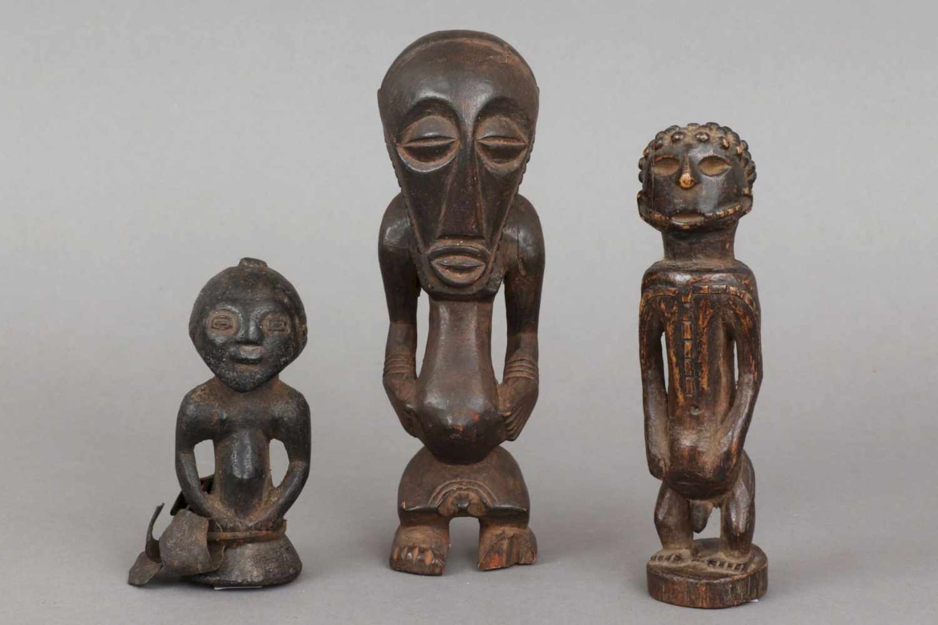 3 afrikanische Power-Figuren der Songye, Kongo diverse, dunkel patiniertes Holz, teilweise