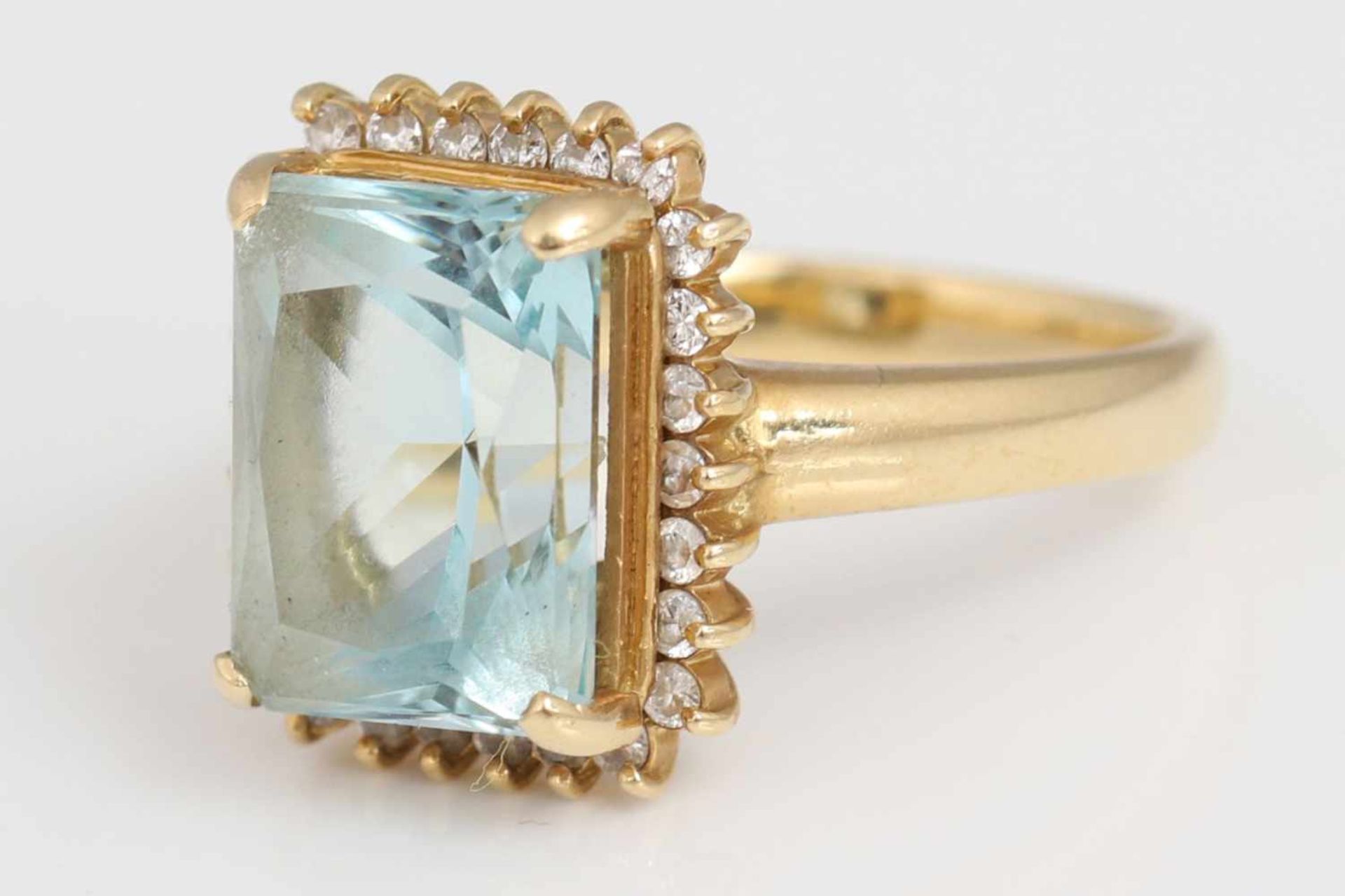 Aquamarin Ring 18K Gelbgold, Ringkopf mit einem Aquamarin im Smaragdschliff (ca. 5ct.), umringt von