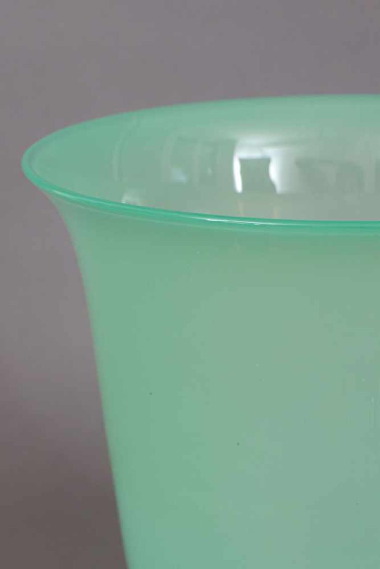 WILKE ADOLFSSON Glasvase grünes Glas, trichterförmiger Korpus, am Boden signiert, H 25cm - Bild 2 aus 2