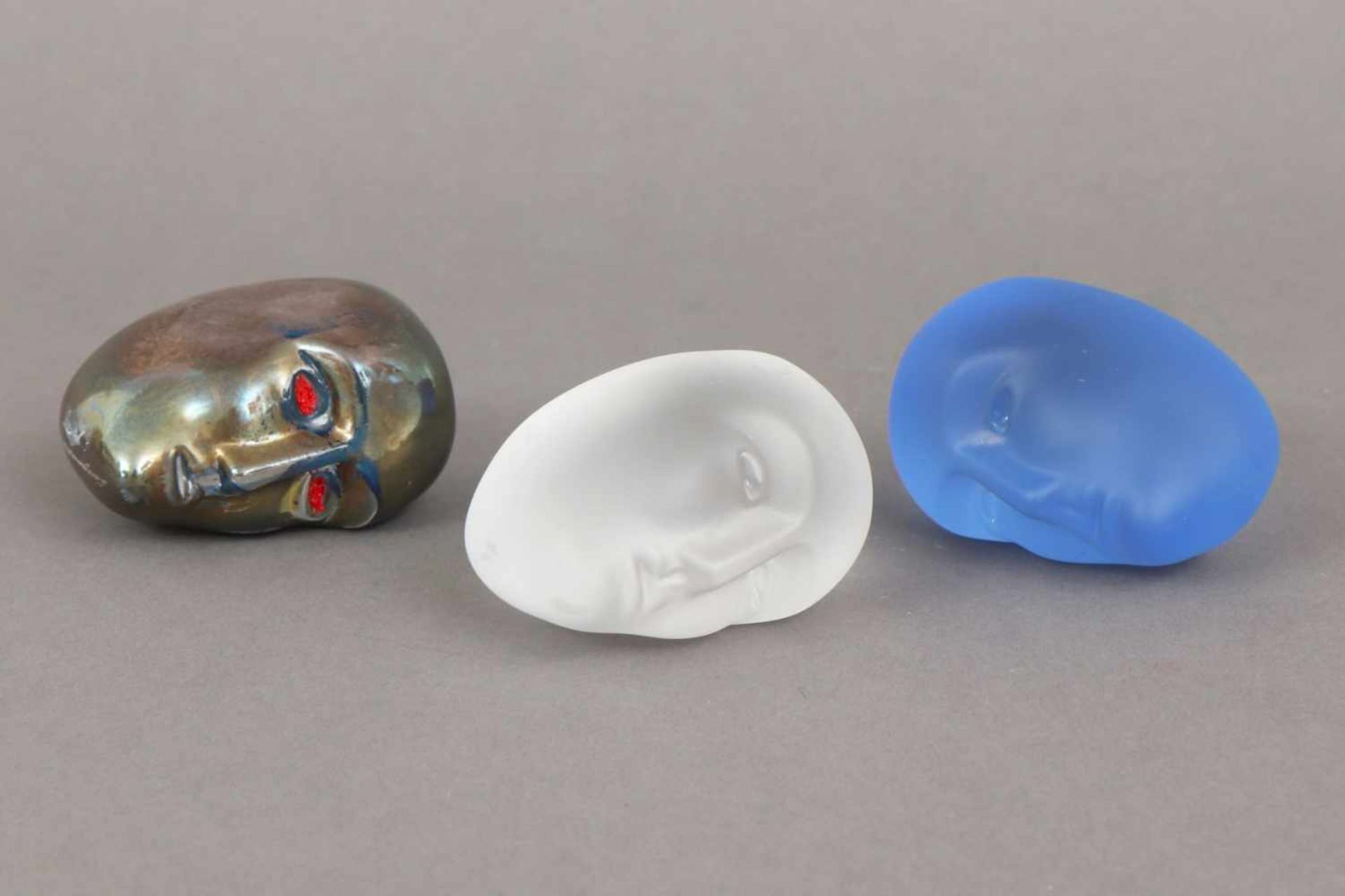 3 BERTIL VALLIEN für KOSTA BODA Glasfiguren ¨Brains¨ (menschliche Köpfe), 1x blaues Glas, 1x