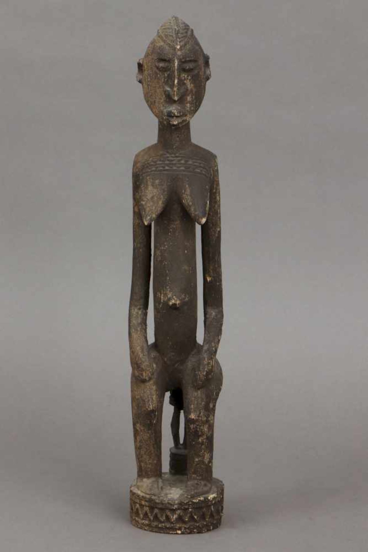 Afrikanische Fruchtbarkeitsfigur der Dogon, Mali Holz, geschnitzt und dunkel patiniert, auf Hocker - Bild 2 aus 3