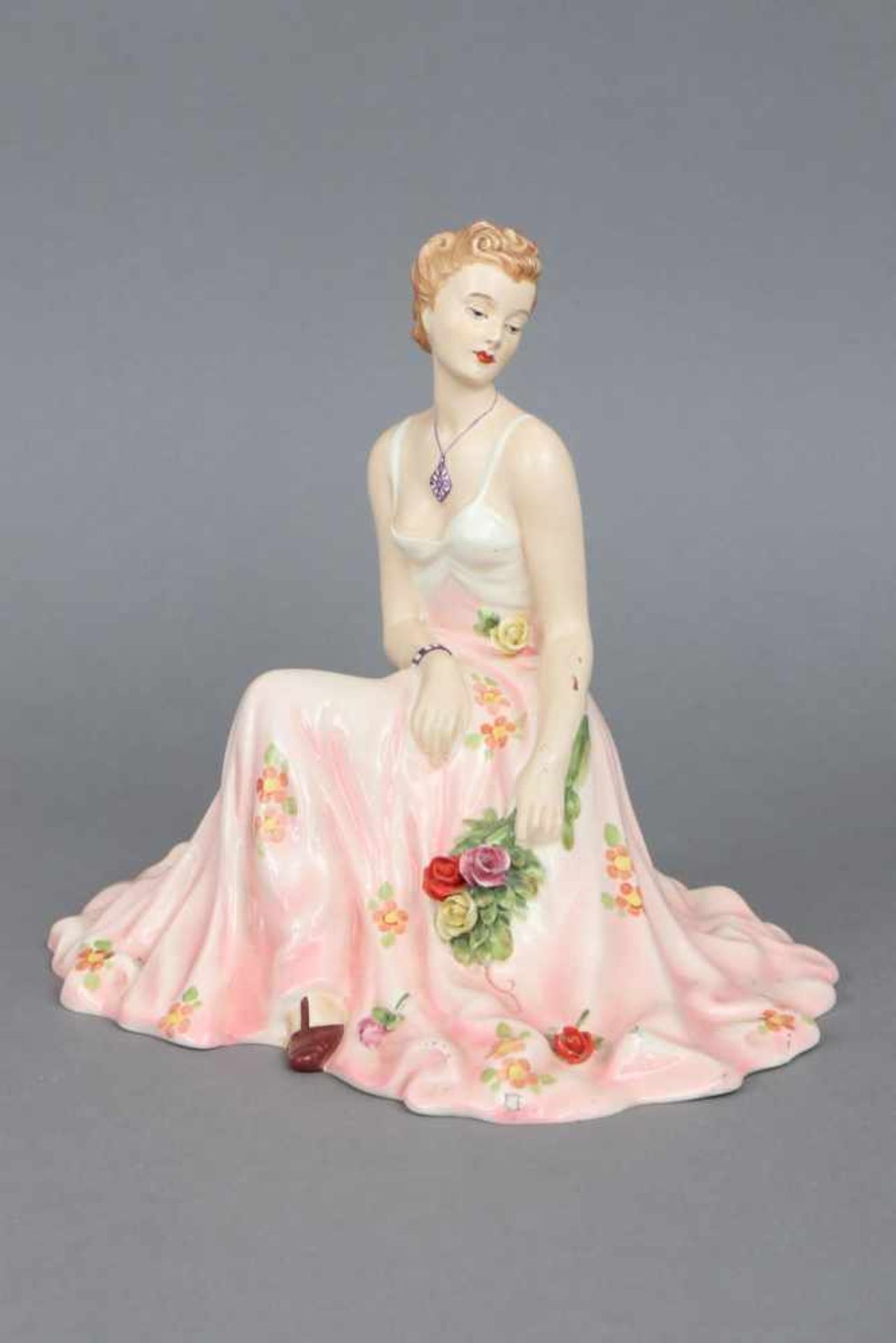 ROYAL DUX Keramikfigur ¨Dame mit Rosenbouquet¨ um 1940, Modell-Nr. 145elegante, sitzende Dame in