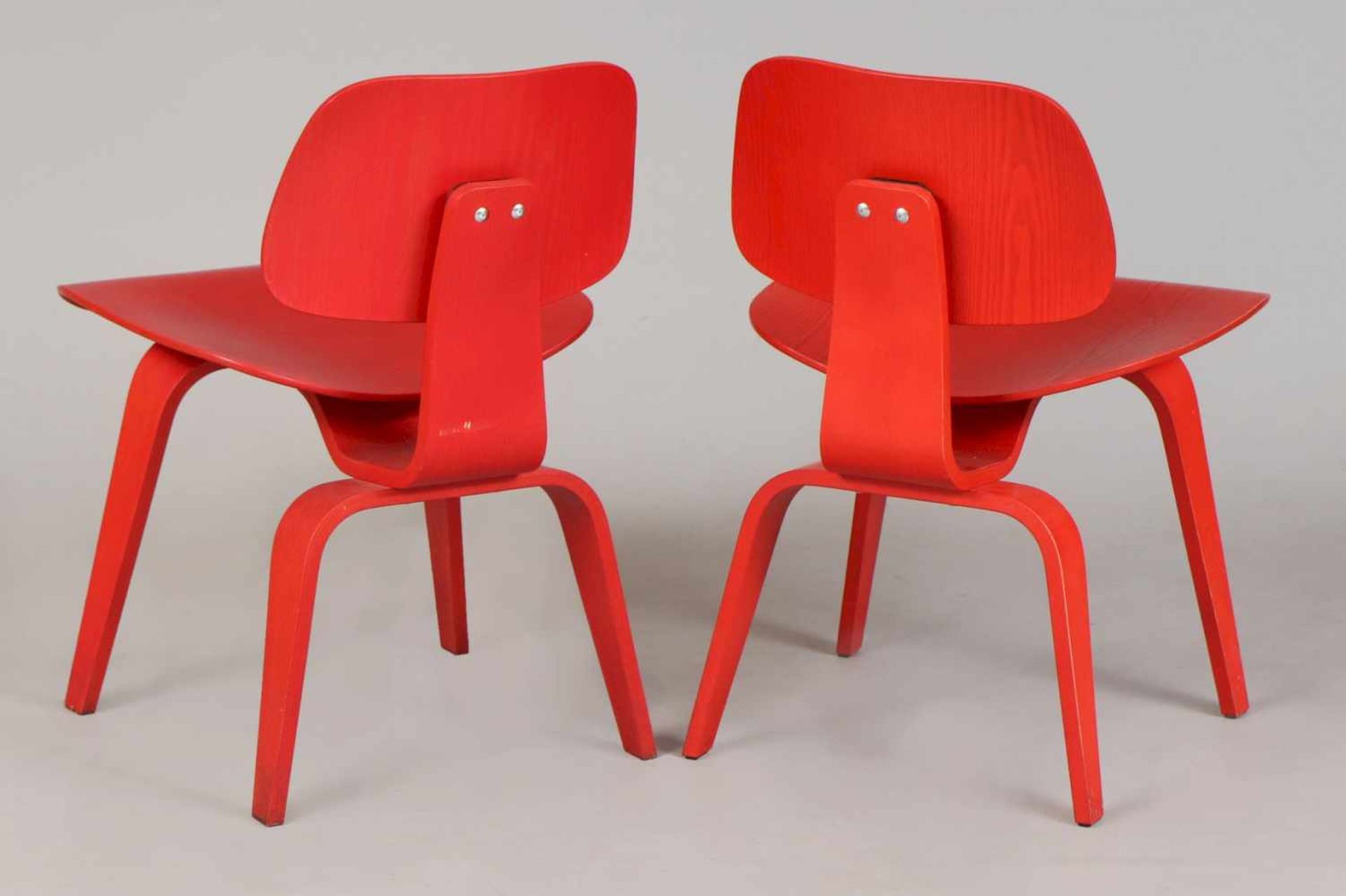 2 CHARLES EAMES ¨LCW¨ Stühle (Plywood Group, Entwurf 1945) Ausführung VITRA, um 2010, - Bild 2 aus 5