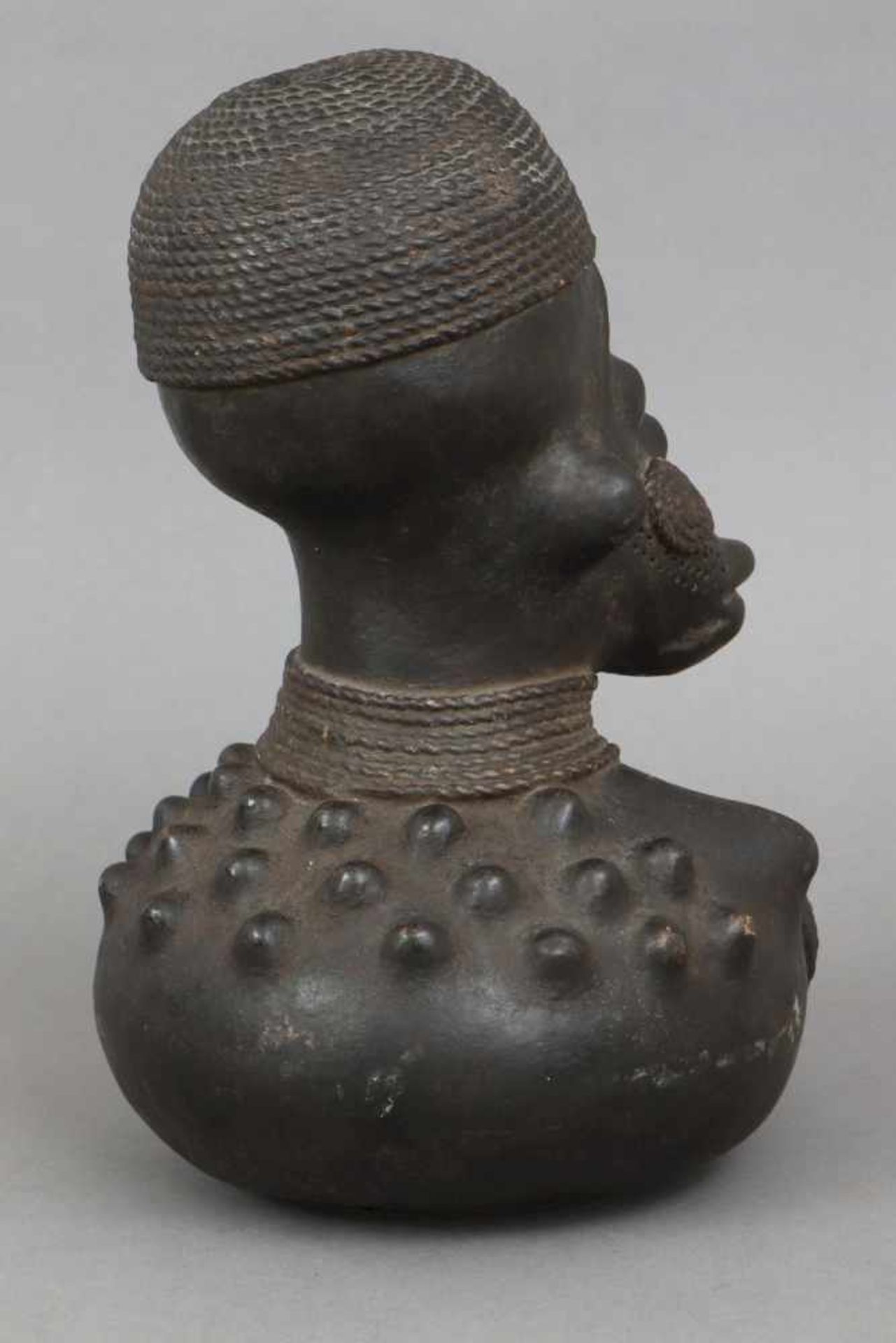 Afrikanisches Tongefäß, wohl Zaire dunkel patinierte, bauchige Form in Form einer weiblichen Figur - Bild 2 aus 2