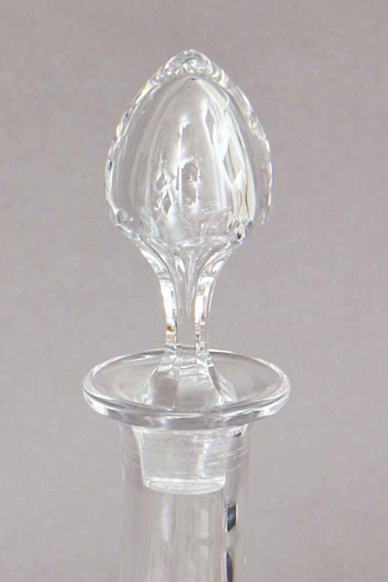 VAL ST. LAMBERT Kristallkaraffe tropfenförmiger Korpus, Wandung mit Ätzdekor ¨Fleur-de-Lis¨, Ranken - Bild 2 aus 3