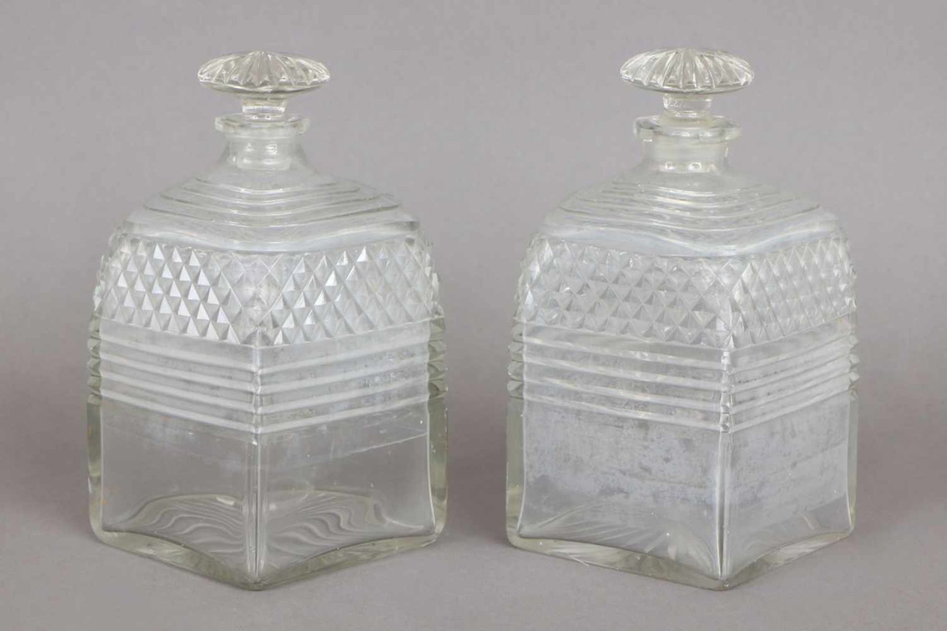 Paar Empire Karaffen farbloses Kristallglas, eckiger Korpus mit Waffel- und Kerbschliff, gestufte