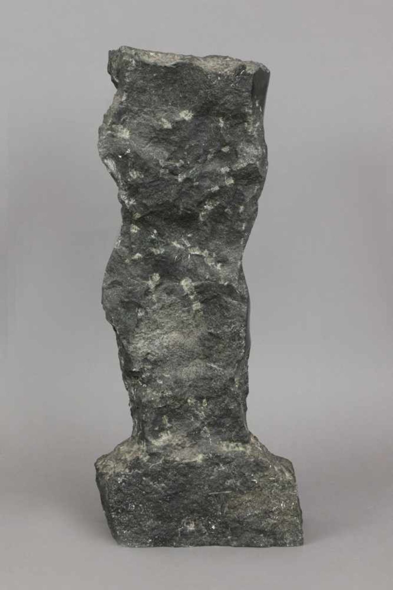 WOLF BROELL (1950) Stein-Skulptur ¨Offener Torso¨ dunkler Granit, grob behauen und glatt poliert, - Bild 2 aus 4