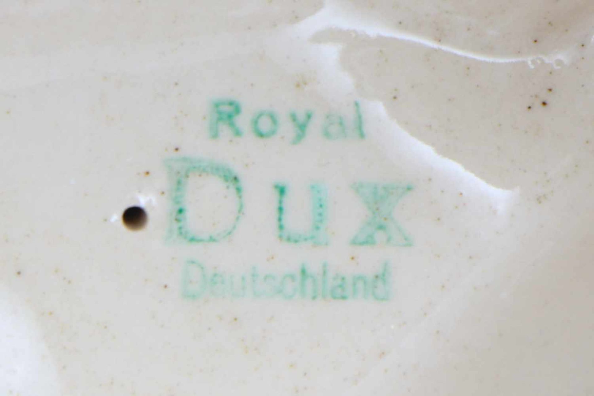 ROYAL DUX Keramikfigur ¨Dame mit Rosenbouquet¨ um 1940, Modell-Nr. 145elegante, sitzende Dame in - Image 3 of 5