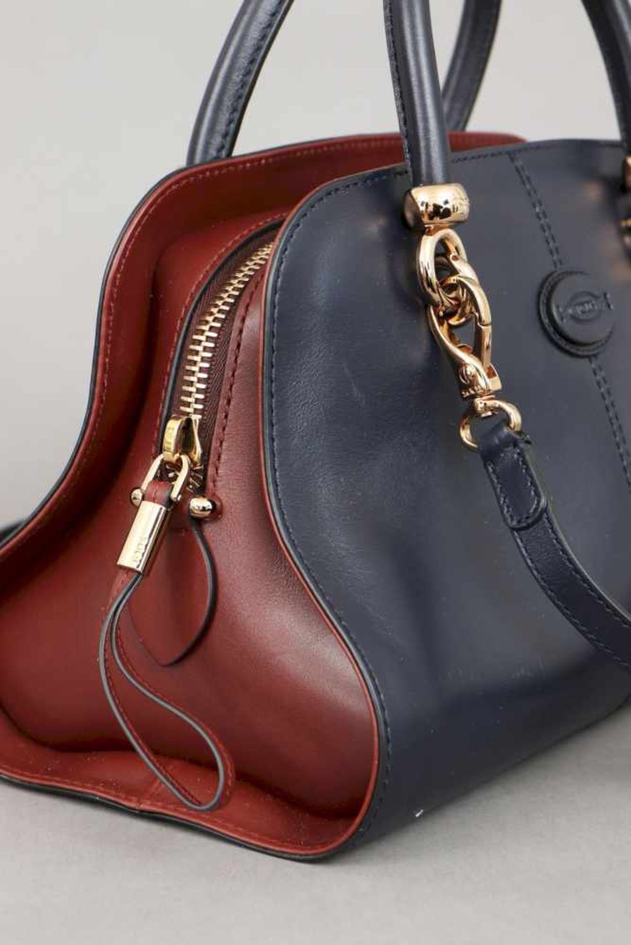 TOD`S Handtasche vintage bordeaux- und dunkelblaues Glattleder, 2 kurze Tragehenkel, ein - Bild 3 aus 4